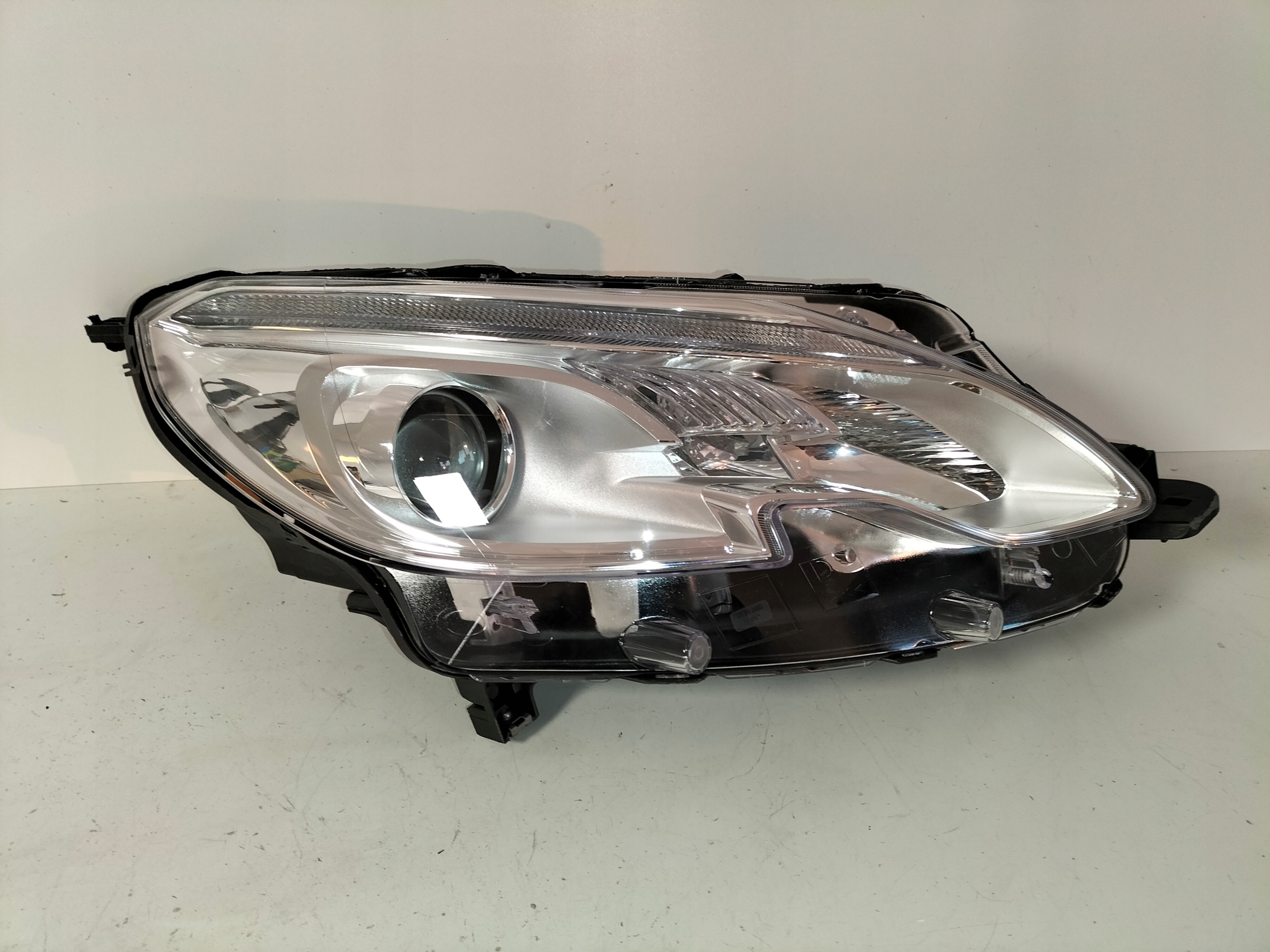PRAVE PREDNE SVETLO PEUGEOT 2008 13-16