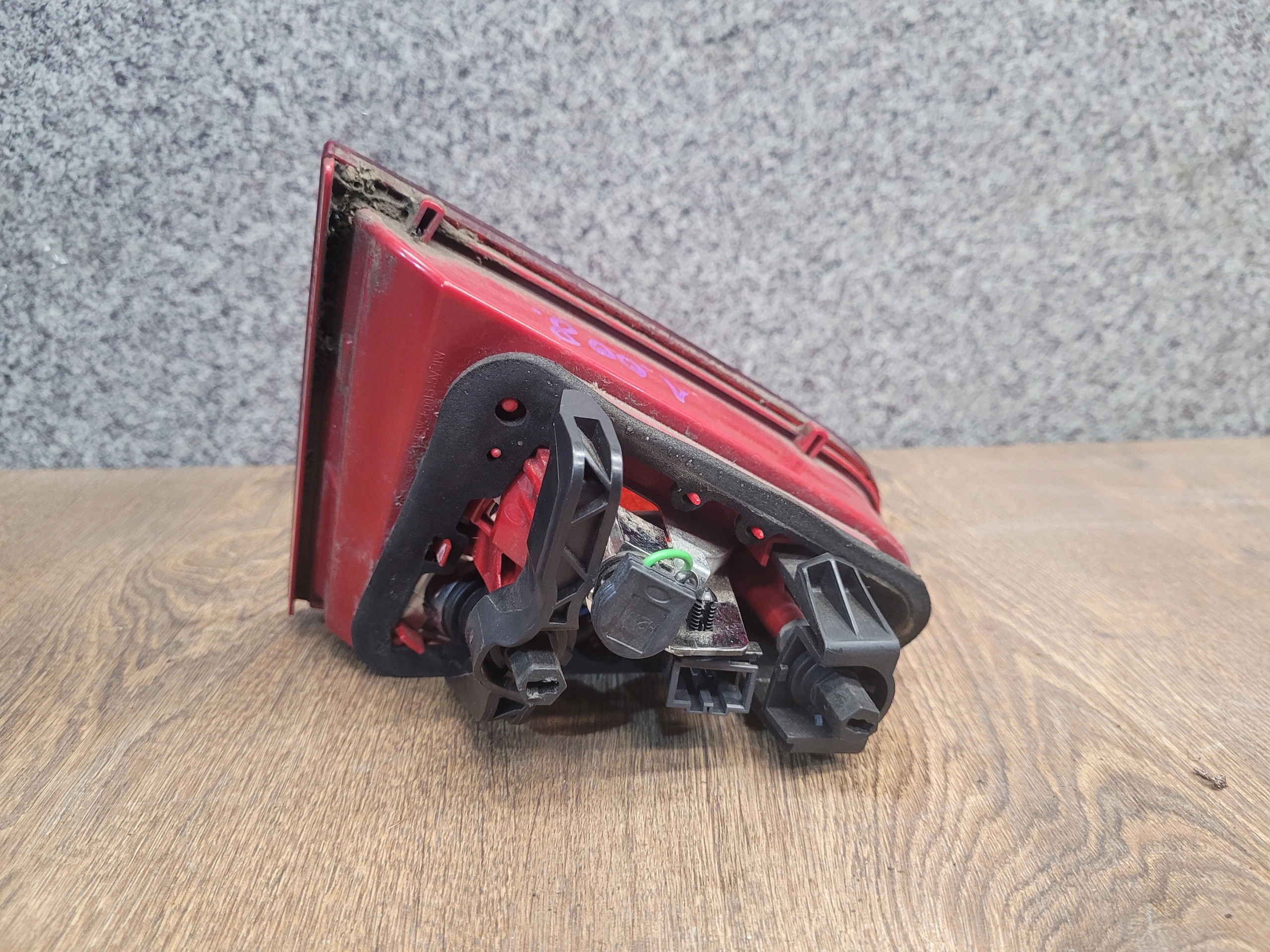 AUDI A5 08-011 8T0945094A PRAVE ZADNE SVETLO V KAPOTE