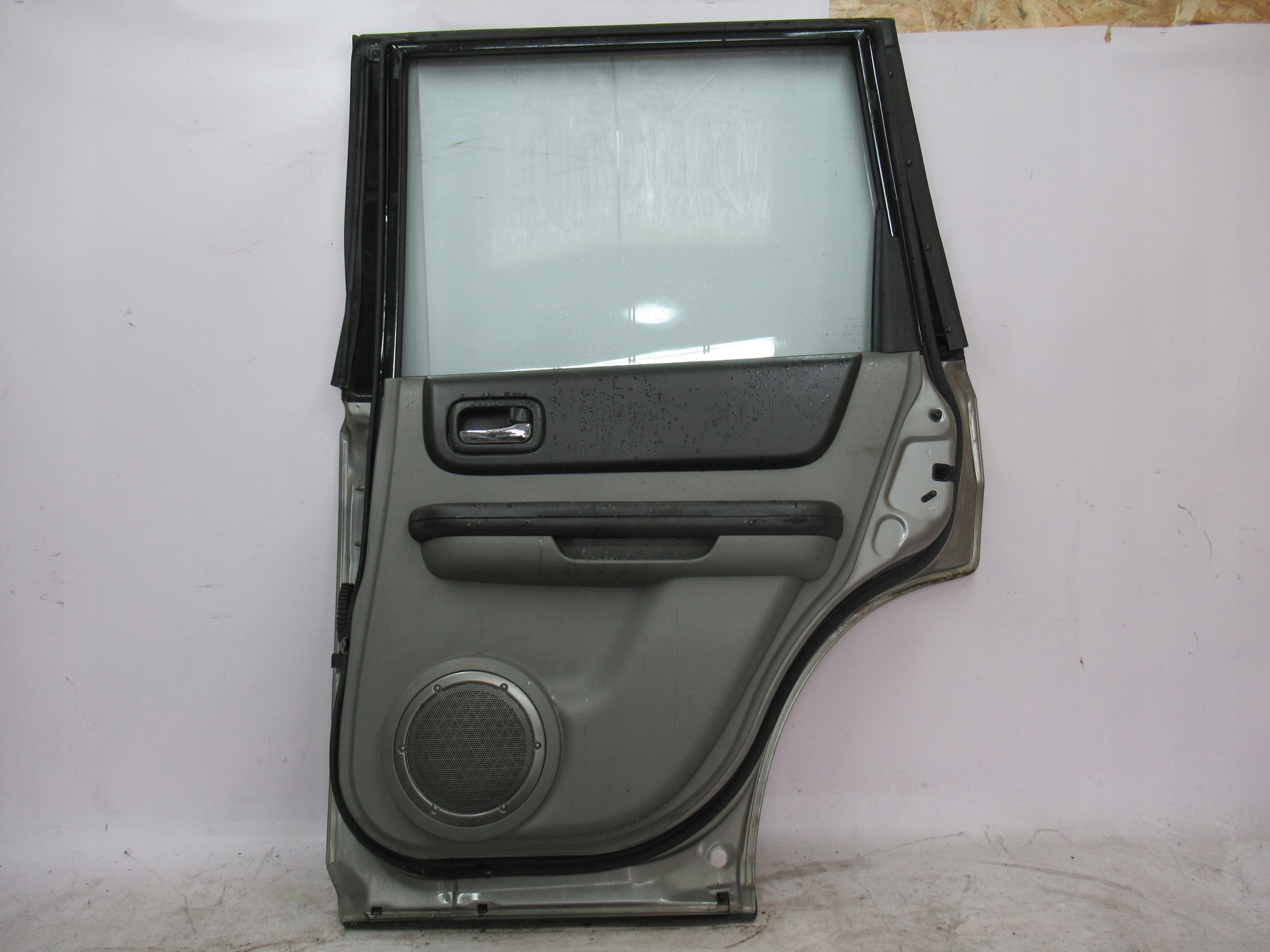 PRAVÉ ZADNÉ DVERE NISSAN X-TRAIL T30 01-