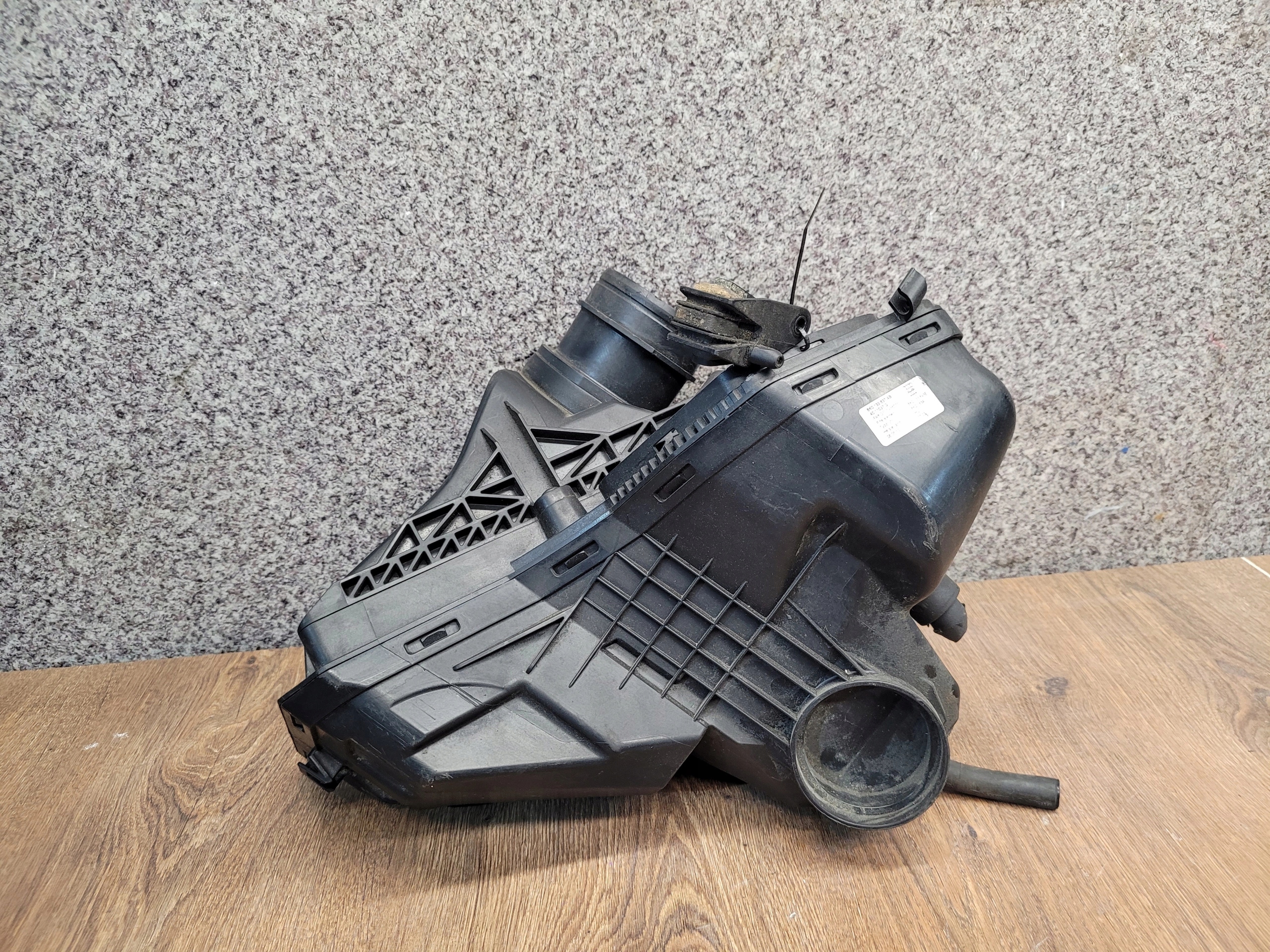 AUDI A4 Q5 A5 OBAL VZDUCHOVÉHO FILTERA 8K0133837AB