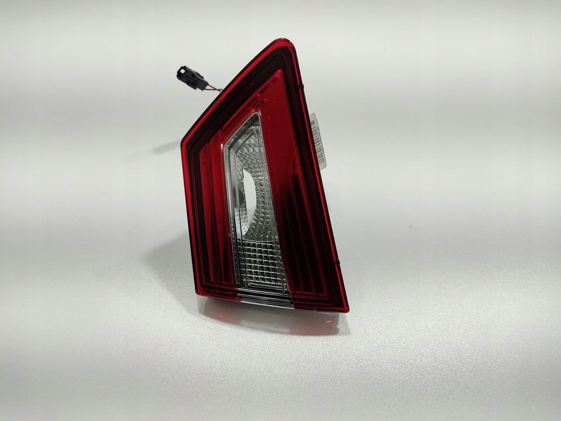 PRAVE ZADNE SVETLO V KAPOTE RENAULT CLIO HATCHBACK 265505796R 16-19