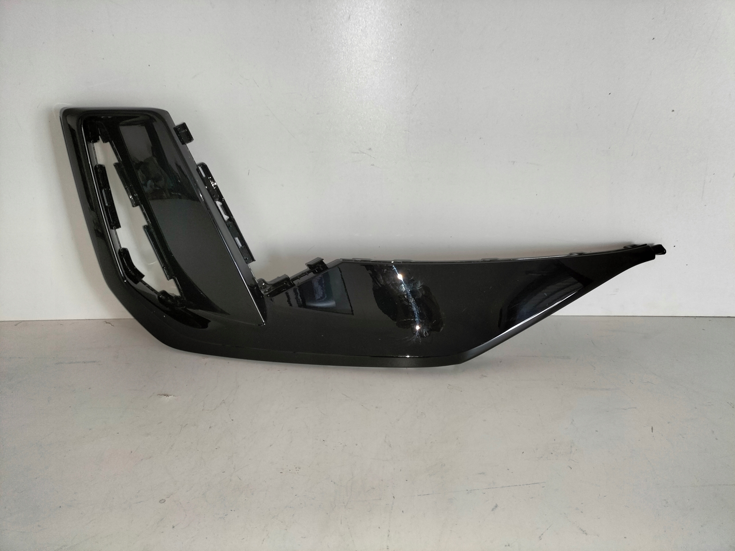 MRIEŽKA LIŠTA LISTA PREDNEHO NARAZNIKA SVETLOa AUDI Q6 85H E-TRON 24- S-LINE