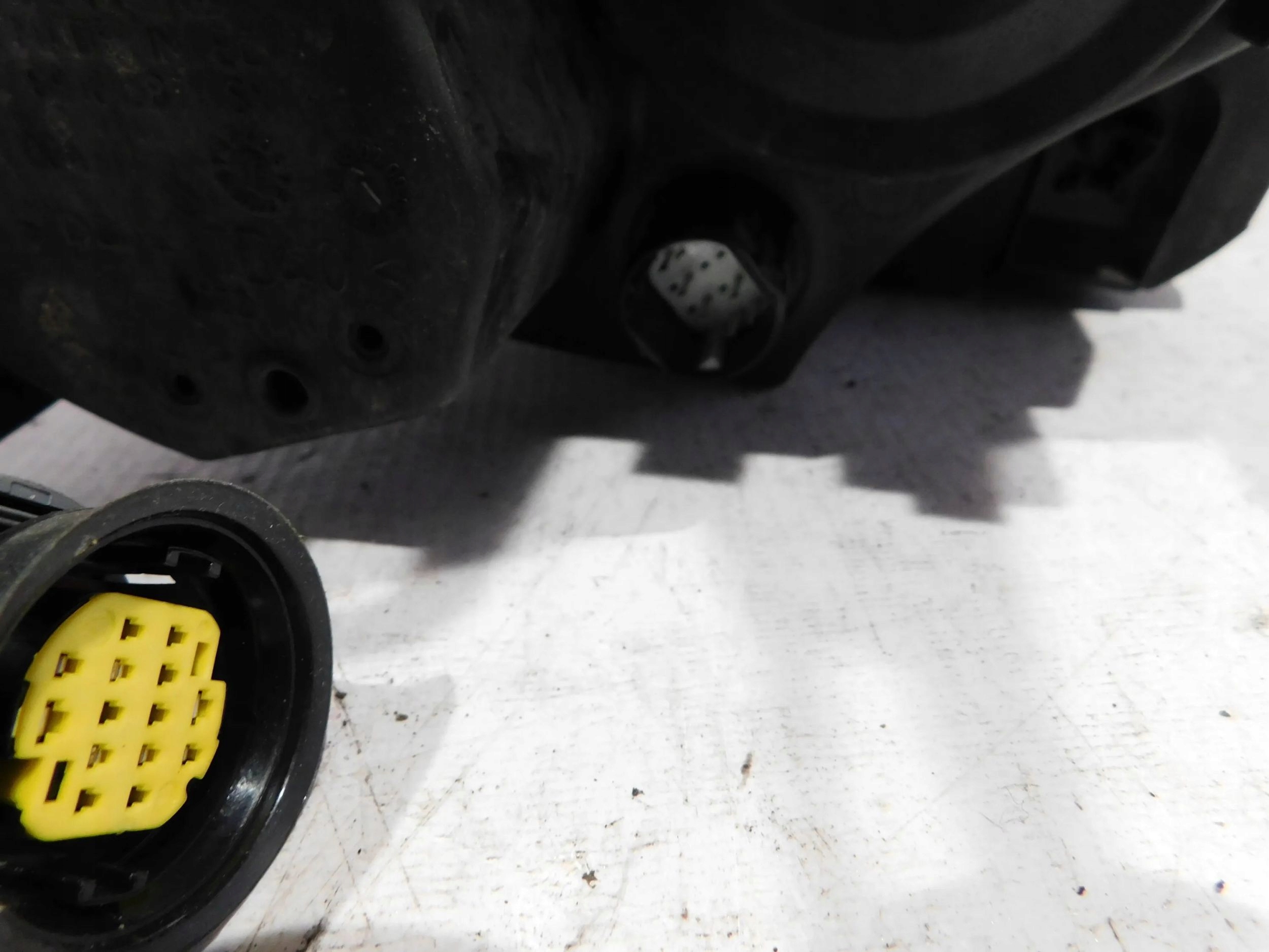 LAVE PREDNE SVETLO FIAT GRANDE PUNTO BIELA ZÁSTRČKA