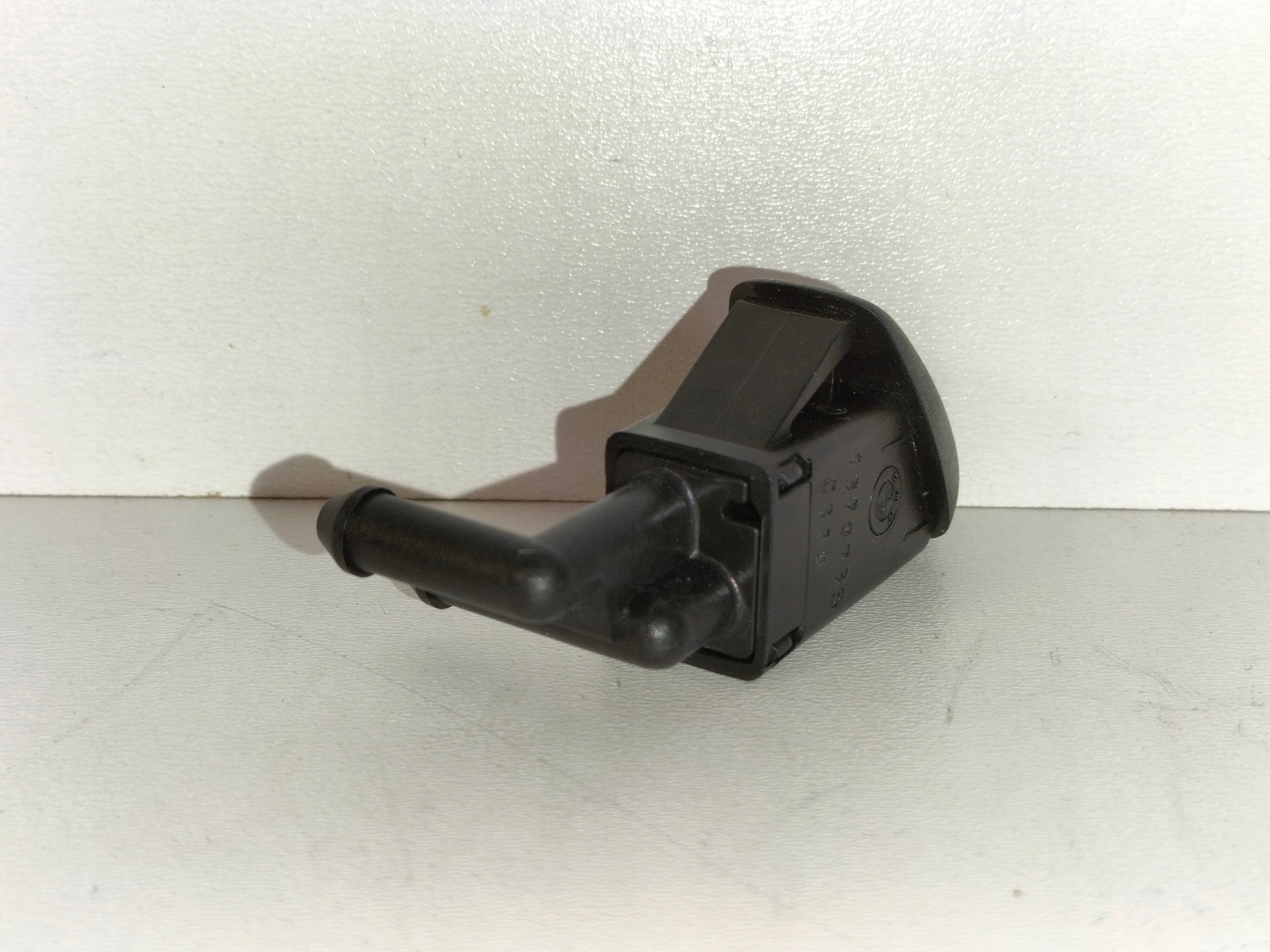OSTREKOVAC TRYSKA CELNEHO SKLA BMW 3 ER36 91- BMW 5 E34 87- BMW 7 E32 06