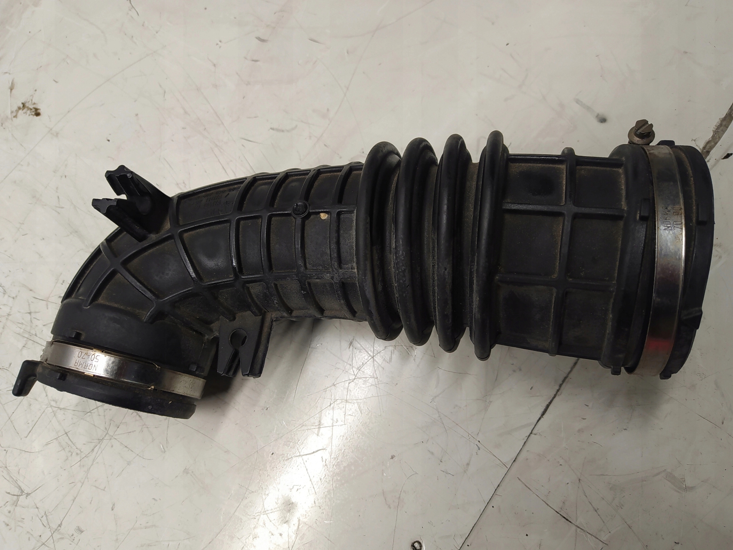 MERCEDES W176 1.5DCI NASAVANIE VZDUCHU A6070900037