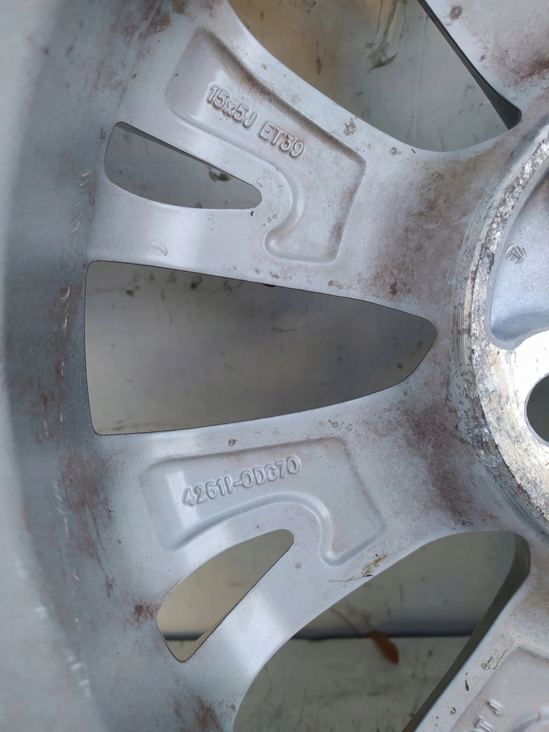 TOYOTA YARIS III 3 15“ KOLESA 4261l-0DG70