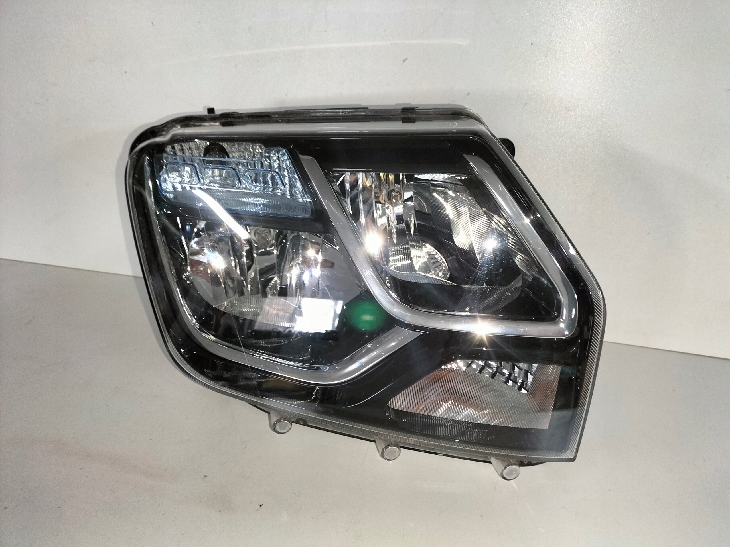 PRAVE PREDNE SVETLO DACIA DUSTER I LIFT 13-15