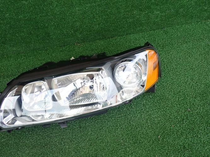 VOLVO V70 XC70 LIFT LAVE PREDNE SVETLO