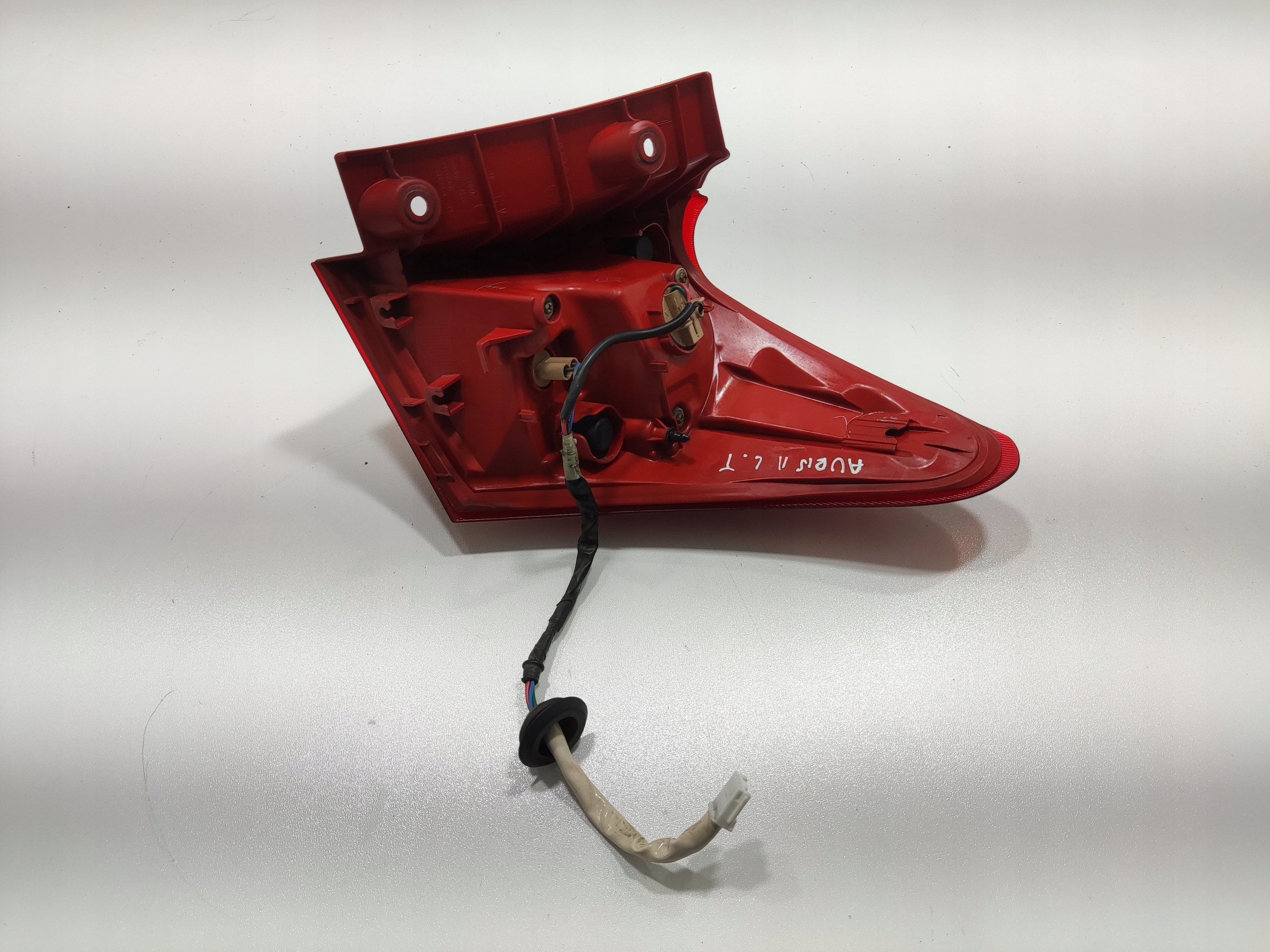 LAVE ZADNE SVETLO BLATNIKA TOYOTA AURIS II E18 HATCHBACK 2012-2015