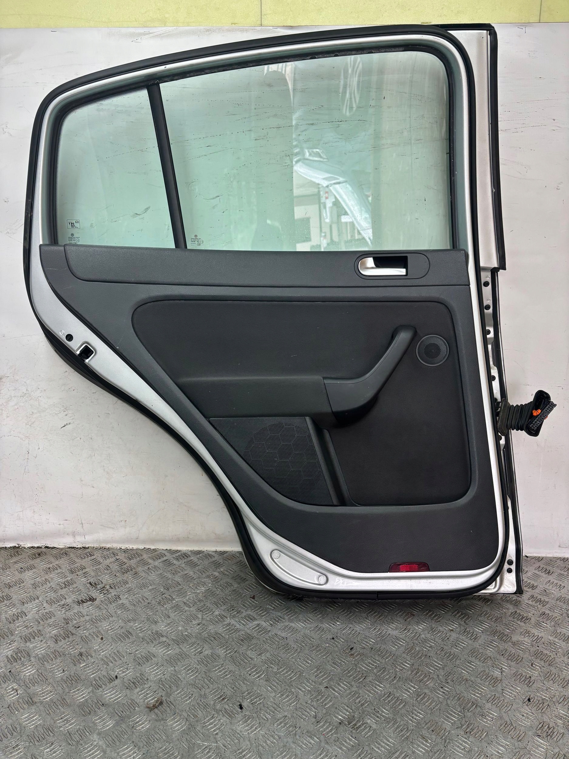 LAVE ZADNE DVERE VW GOLF V VI PLUS