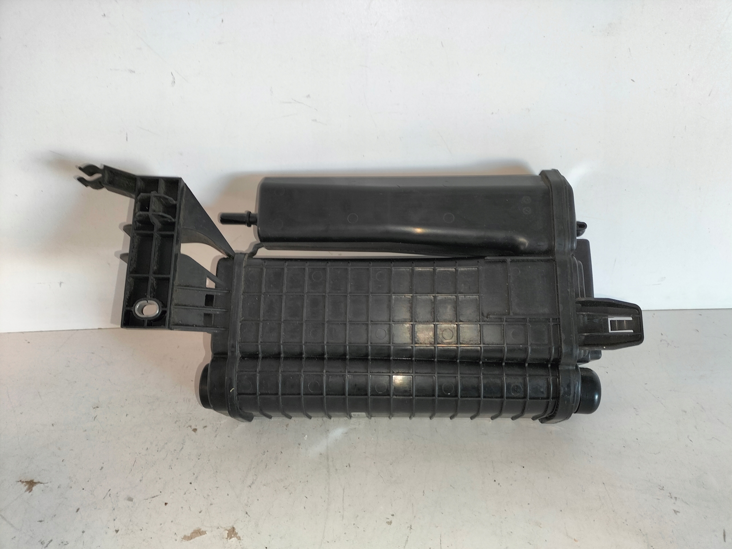 UHLIKOVY FILTER NADOBKA NADRZKAACTIVEgo AUDI Q3 II 18- VW TIGUAN II 16-