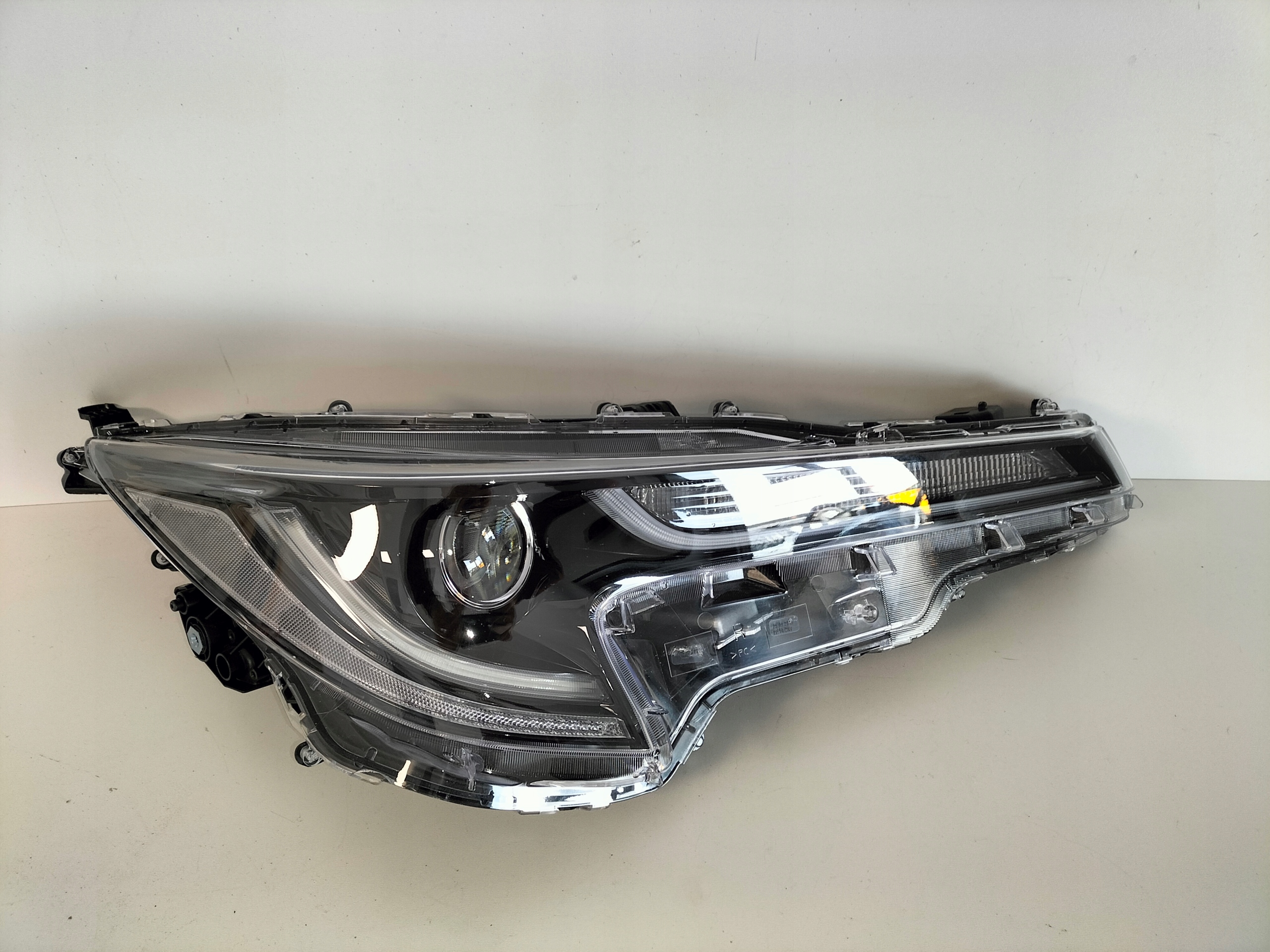 PRAVE PREDNE SVETLO TOYOTA COROLLA E21 18-22 HB/KOMBI FULL LED