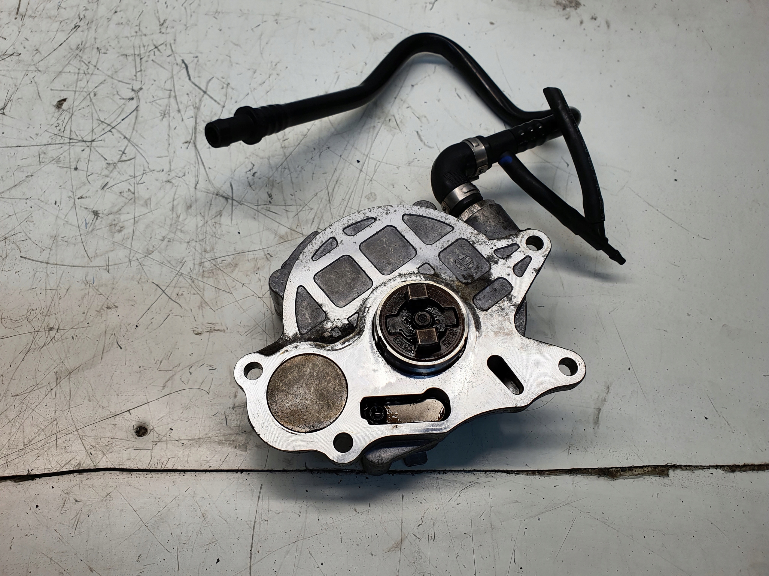 AUDI A4 B8 2.0 TDI VAKUOVA PUMPA 03L145100F