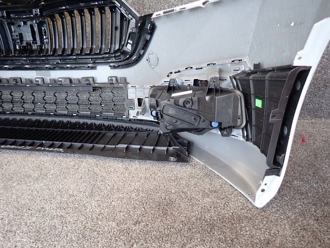 SKODA OCTAVIA IV PREDNÝ NÁRAZNÍK NASÁVANIA VZDUCHU