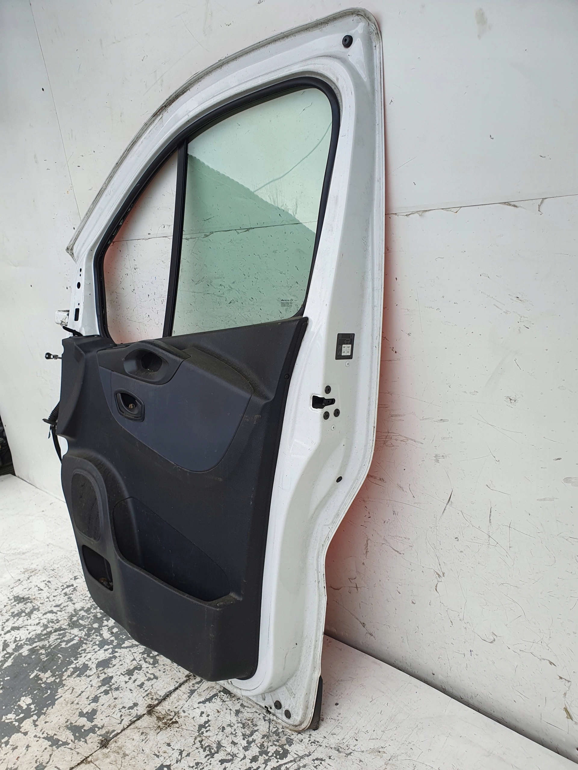 RENAULT TRAFIC III OPEL VIVARO 3 PRAVE PREDNE DVERE