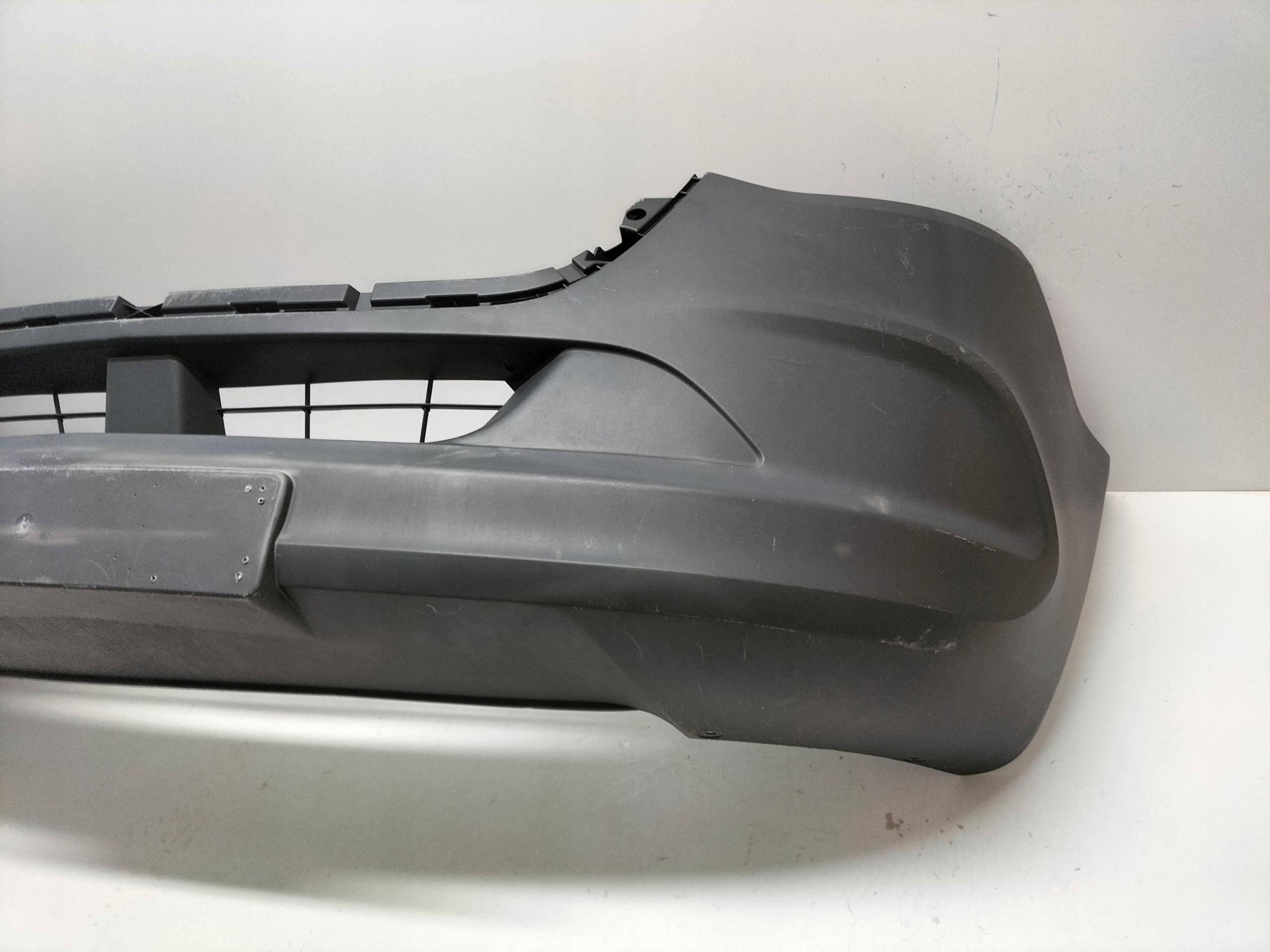 PREDNÝ NÁRAZNÍK MERCEDES SPRINTER W907 910 18-