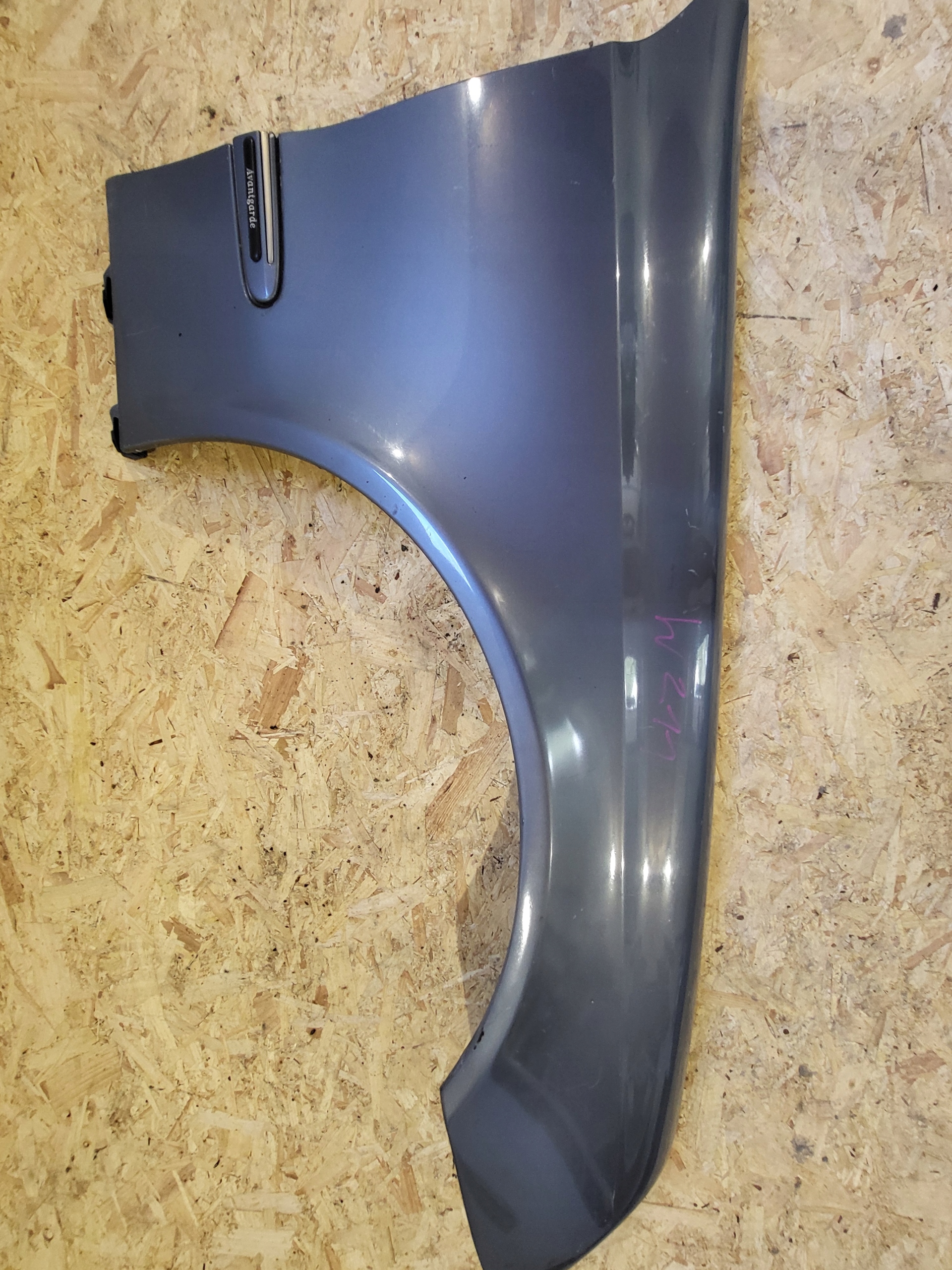 PRAVÝ PREDNÝ BLATNÍK W211 MERCEDES E-KLASA 02-09