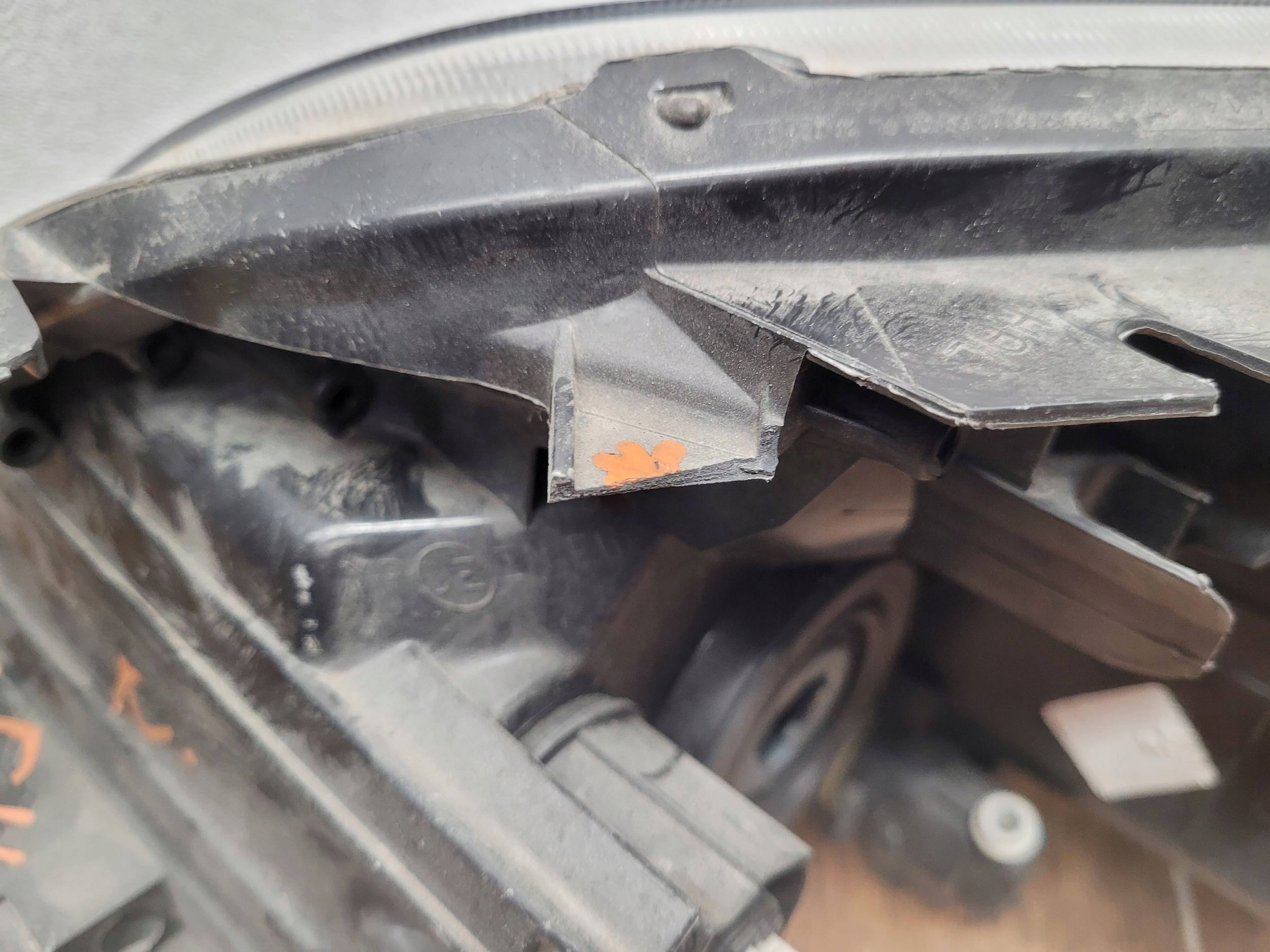 Toyota Auris I 8113002470 SVETLO PRAVÝ PREDNÝ