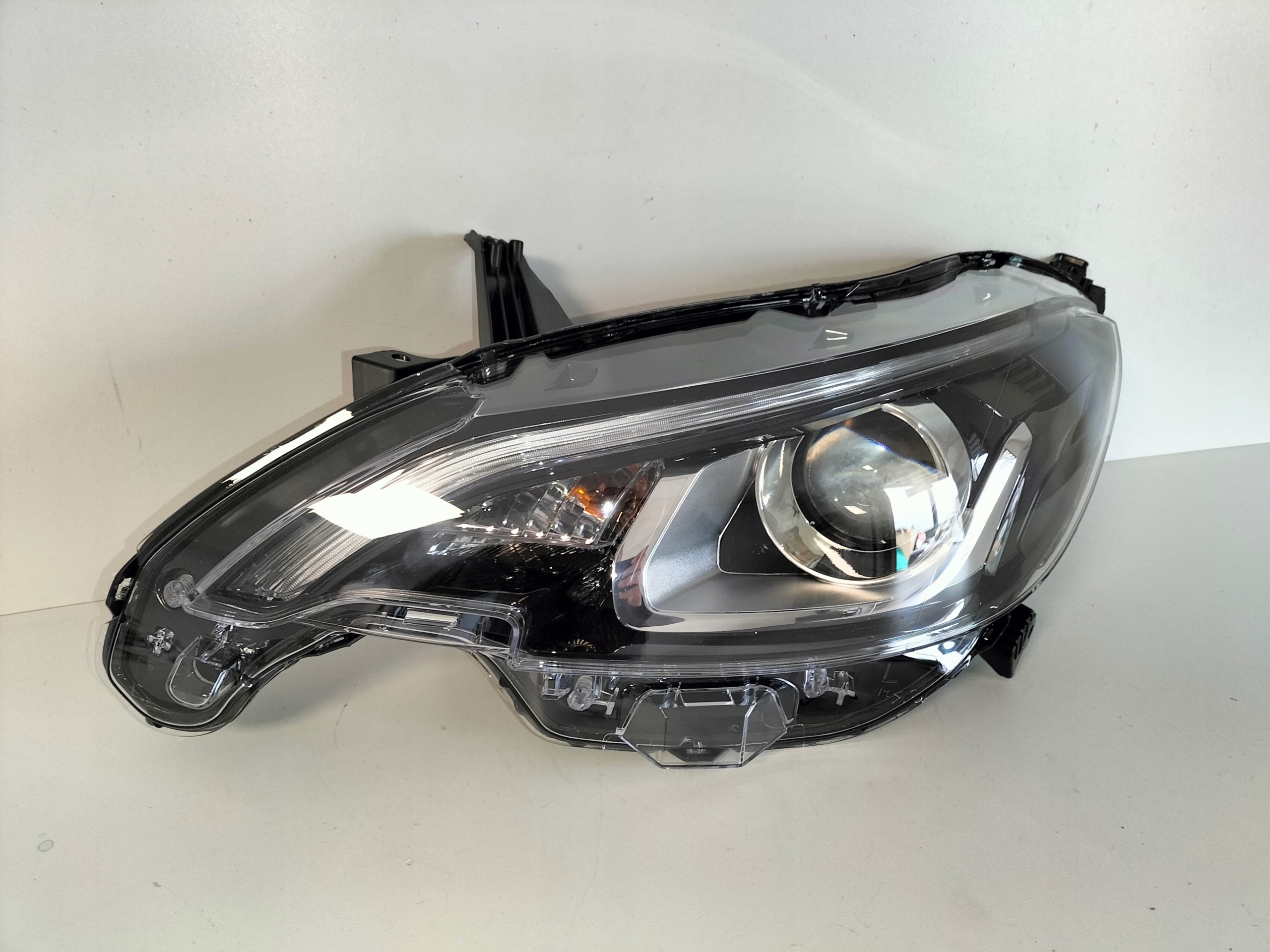 LAVE PREDNE SVETLO PEUGEOT 108 14-