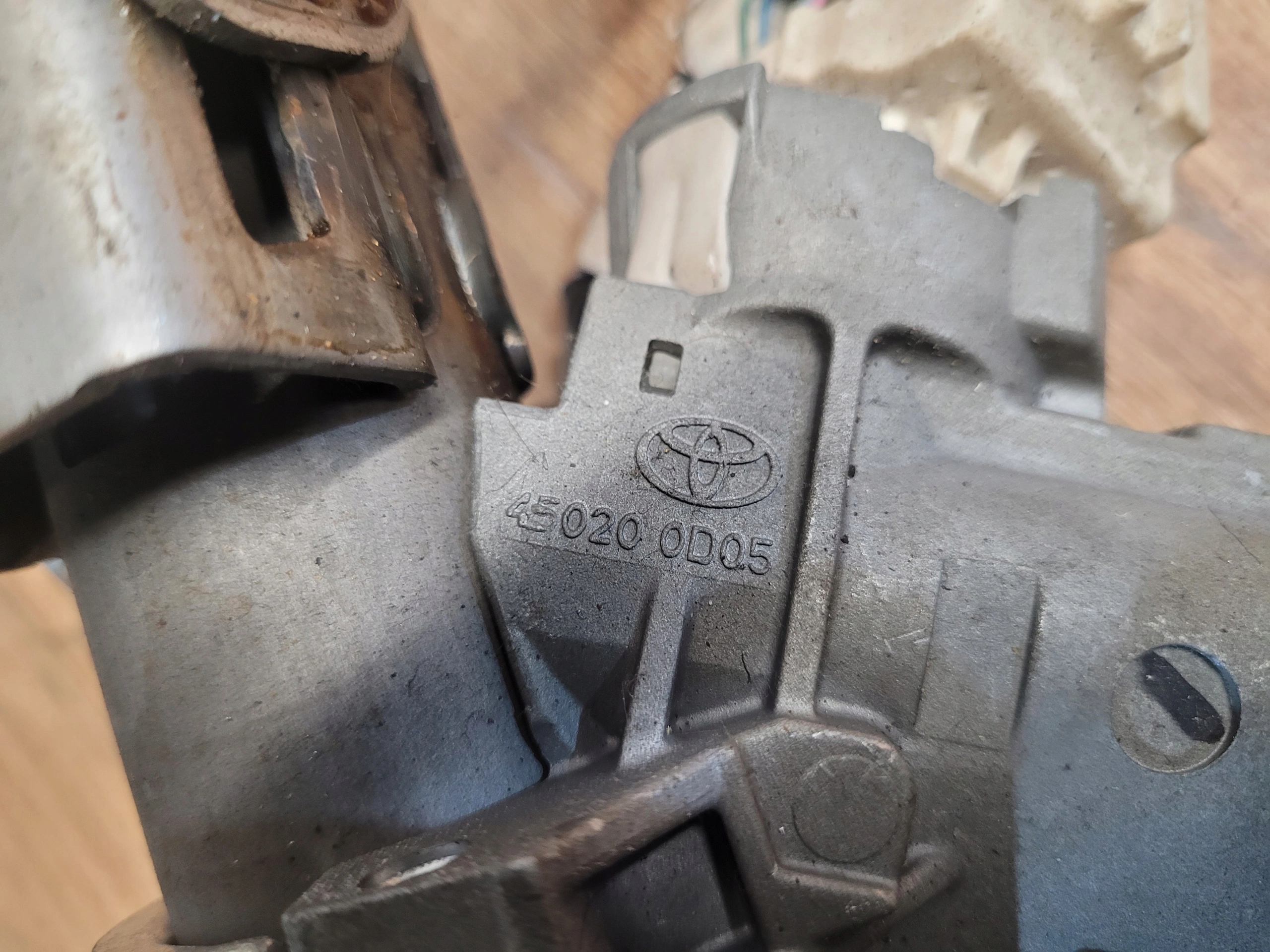 TOYOTA YARIS III 3 VOLANTOVÁ TYČ + SERVOČERPADLO SPINACIA SKRINKA 45250-0D202