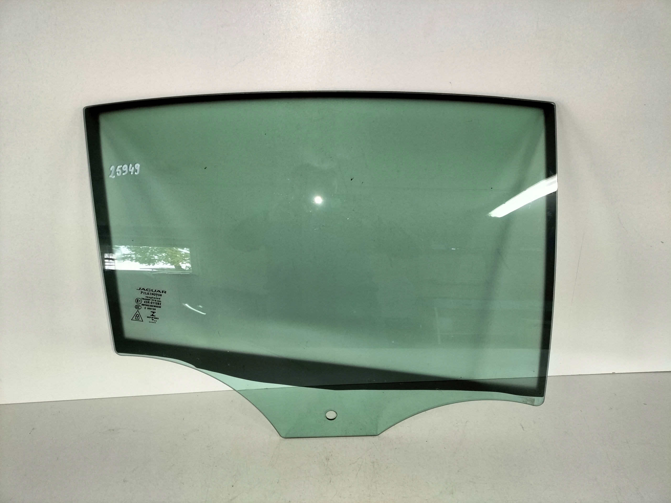 ZADNE SKLO PRAVA JAGUAR XE X760 15-
