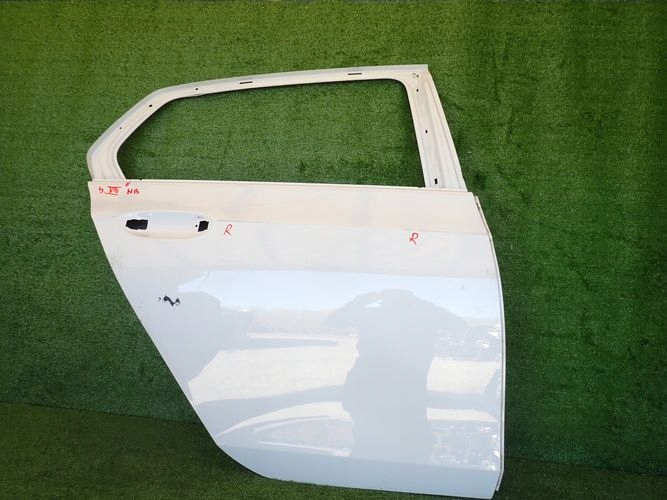 VW GOLF VIII 8 HB PRAVE ZADNE DVERE