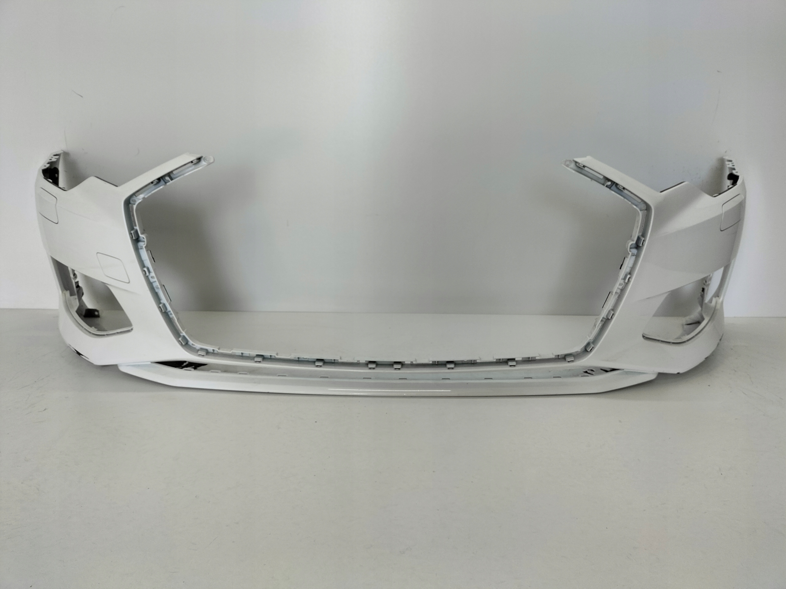 PREDNÝ NÁRAZNÍK AUDI A6 C8 18-