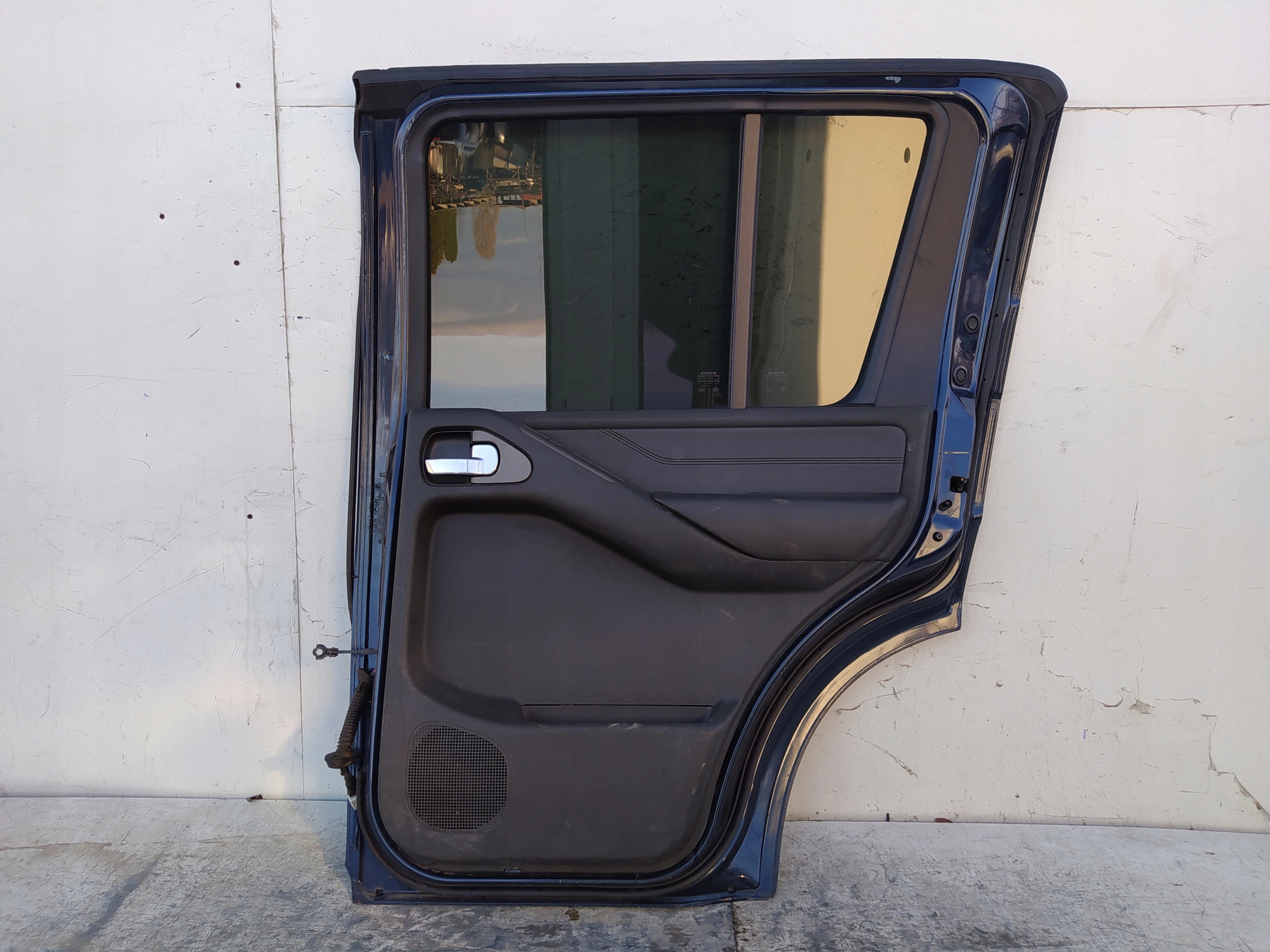 NISSAN PATHFINDER R51 PRAVE ZADNE DVERE