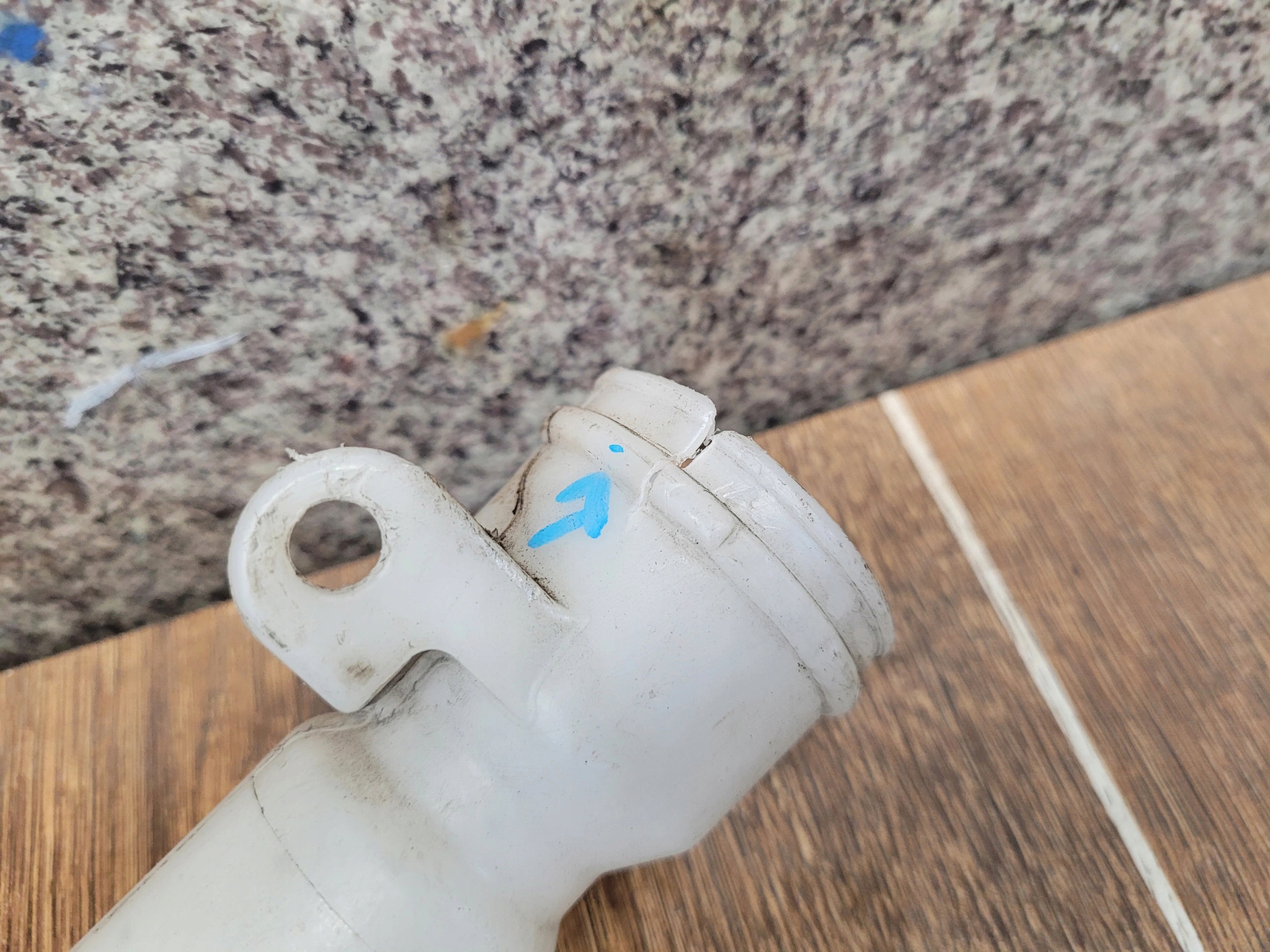 RENAULT TRAFIC III VIVARO II 289105241R NÁDOBKA OSTREKOVAČOV