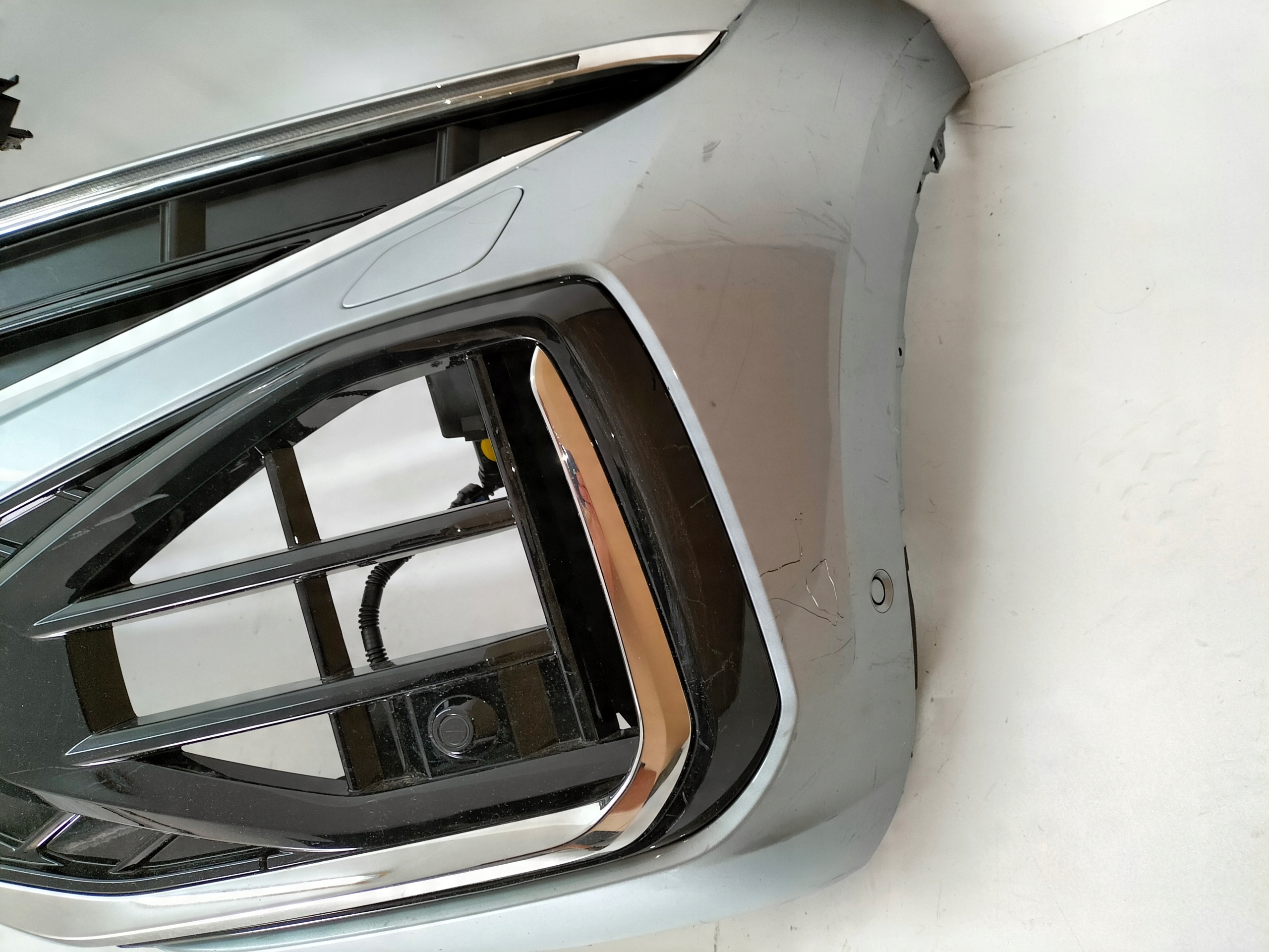 PREDNÝ NÁRAZNÍK VW TOUAREG III LIFT 23- R-LINE