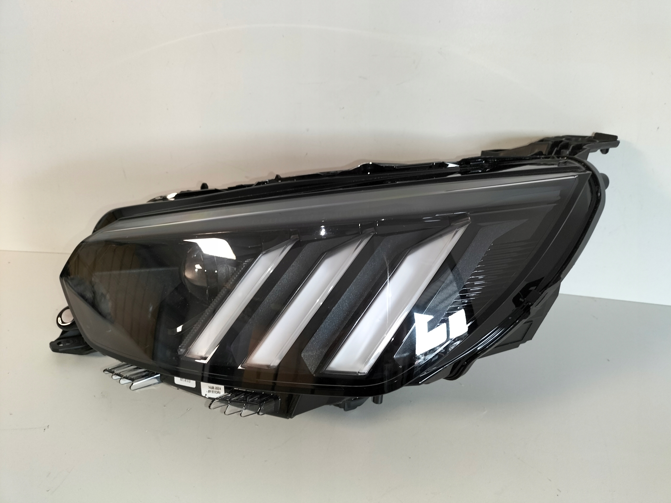 LAVE PREDNE SVETLO PEUGEOT 208 2008 II 19- FULL LED