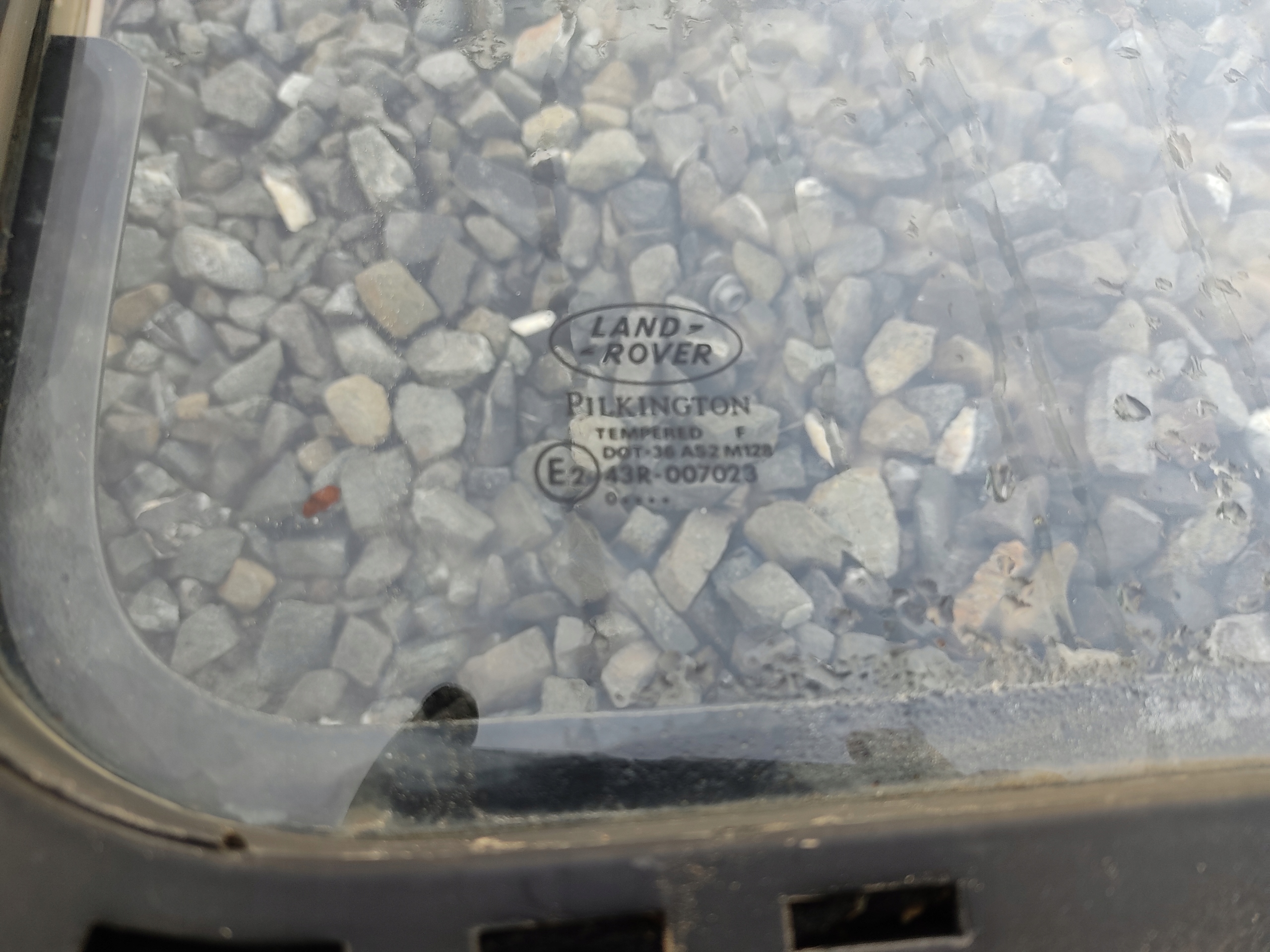 PRAVÉ ZADNÉ SKLO RÁM DEFENDER 1999-2014