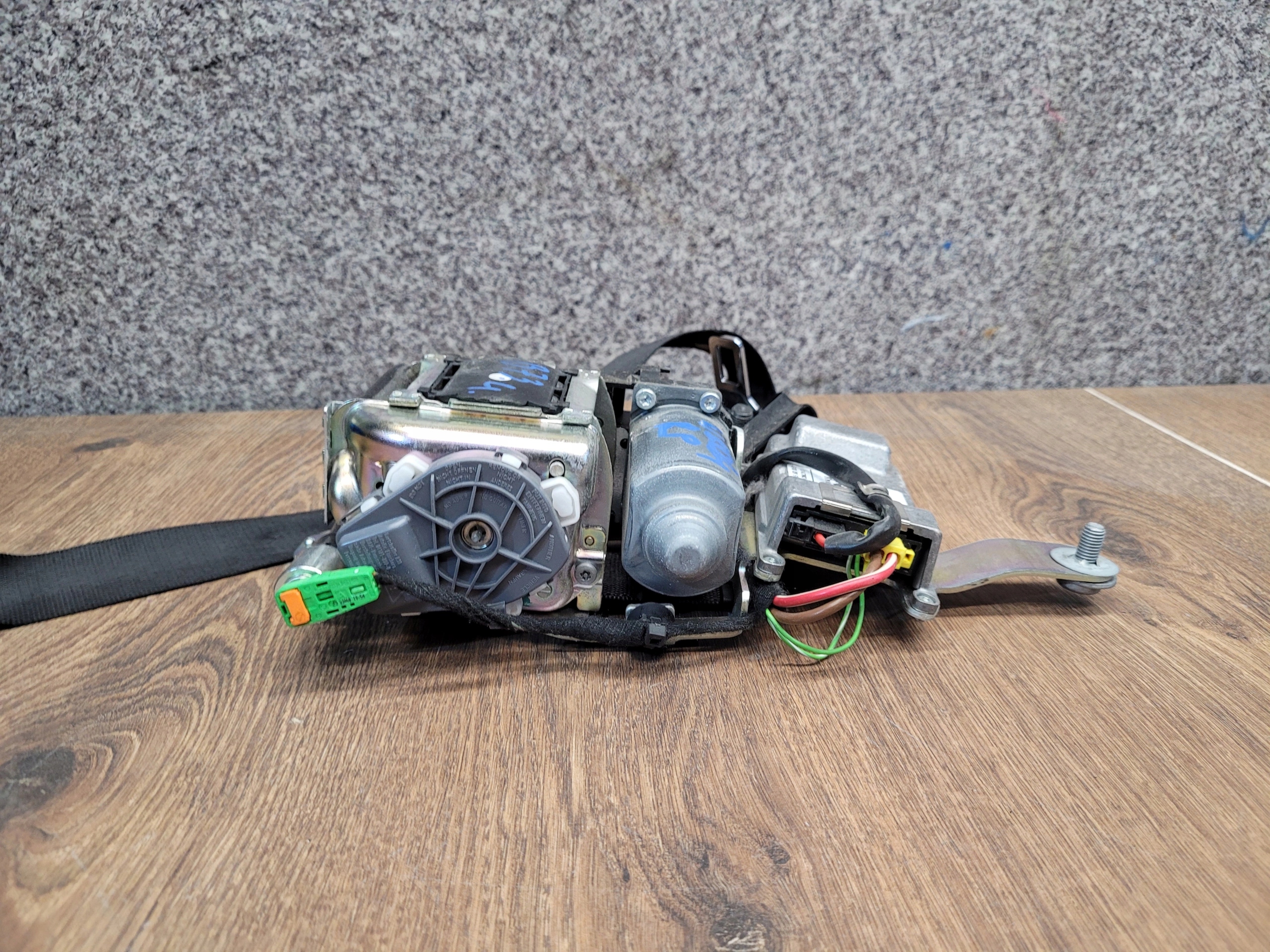 MERCEDES W204 LAVY PREDNY BEZPECNOSTNY PAS 607565100E