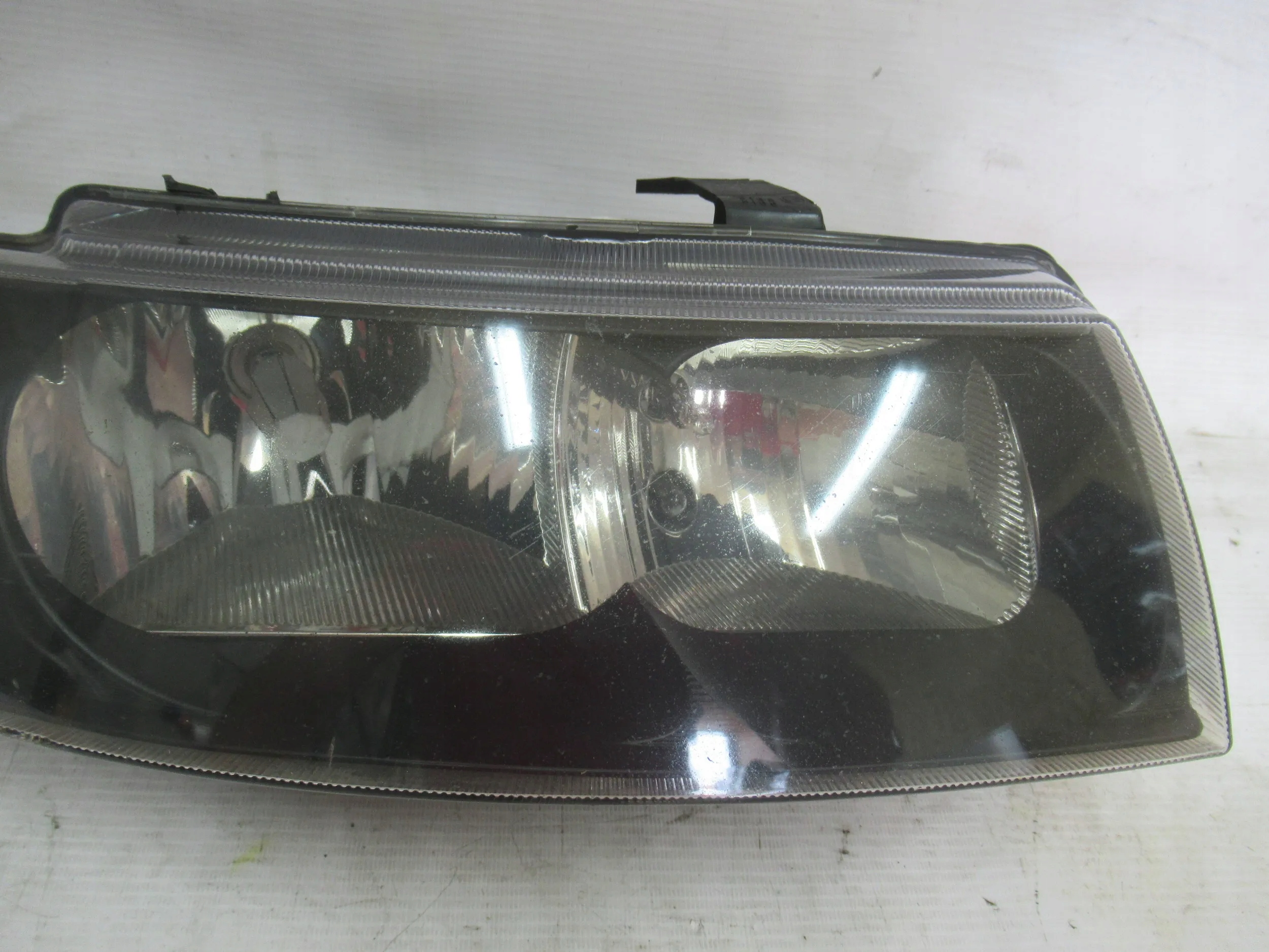 PRAVE PREDNE SVETLO SEAT LEON I