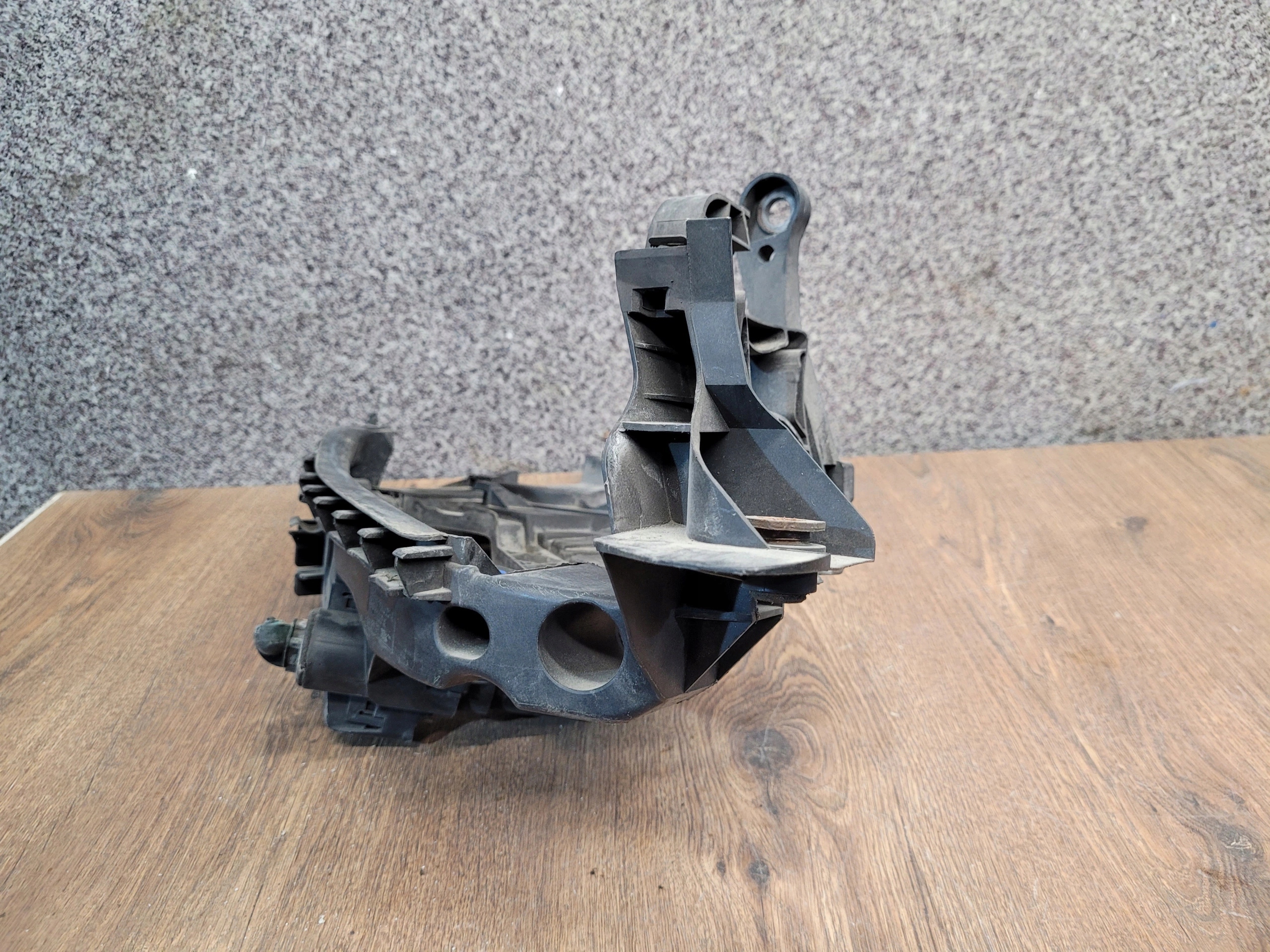 AUDI A4 B8 DRŽIAK PRAVÉHO SVETLA OSTREKOVAC 8K0805608A