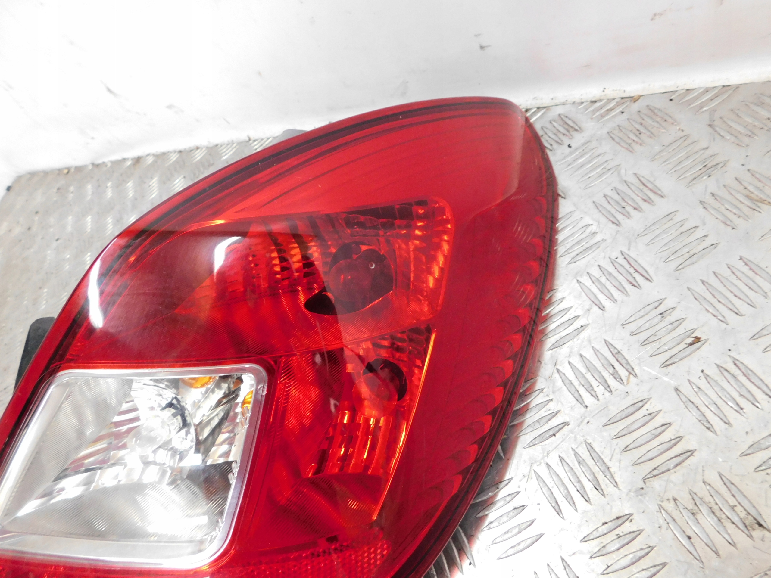 PRAVÉ ZADNÉ SVETLO OPEL CORSA D 5D LIFT