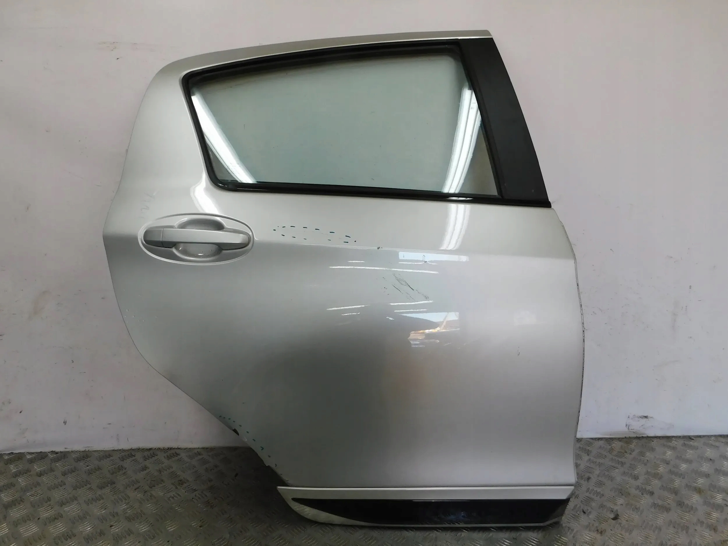 PRAVE ZADNE DVERE TOYOTA YARIS III LIFT 17-