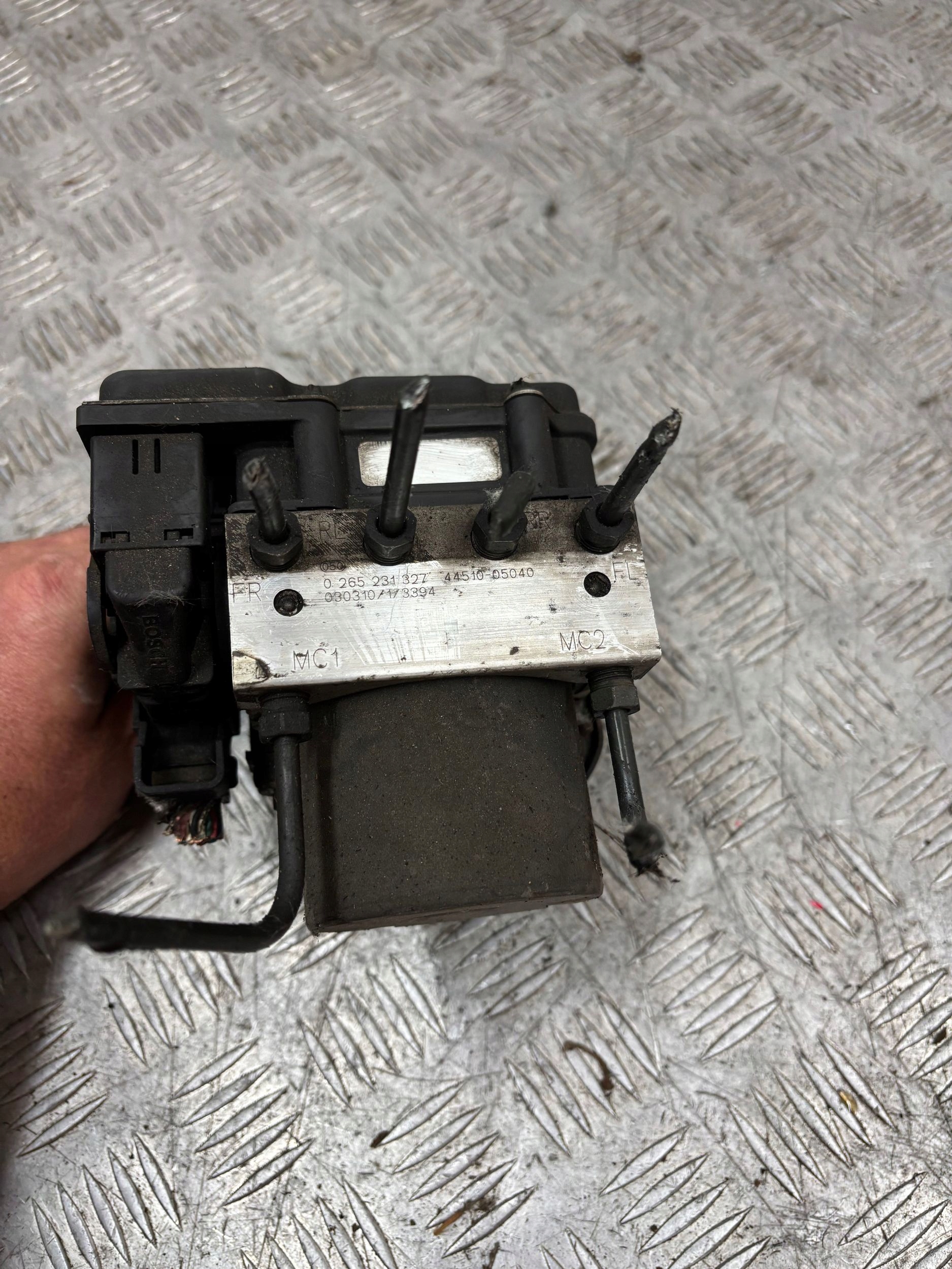 KOCKA ABS 0265231327 TOYOTA AVENSIS T25
