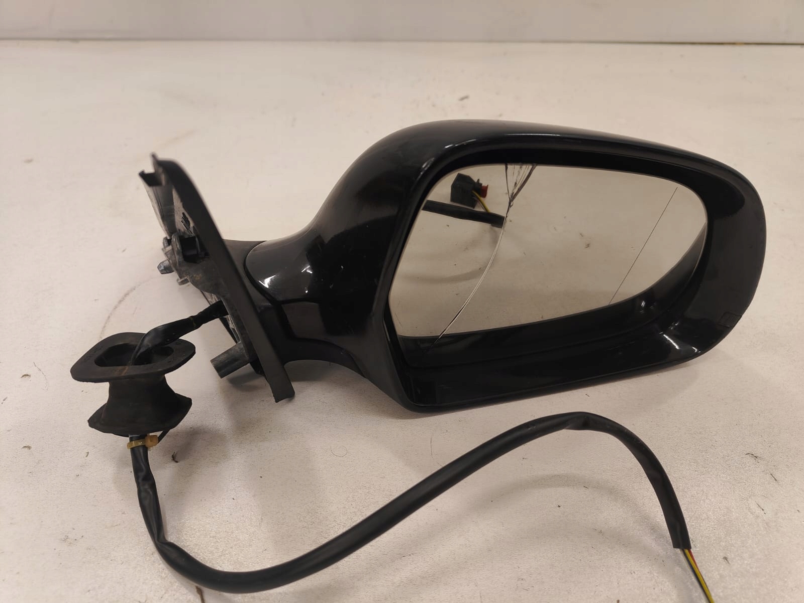 Audi a4 b8 08-14 PRAVE ZRKADLO 6 pin PRASKNUTE SKLO