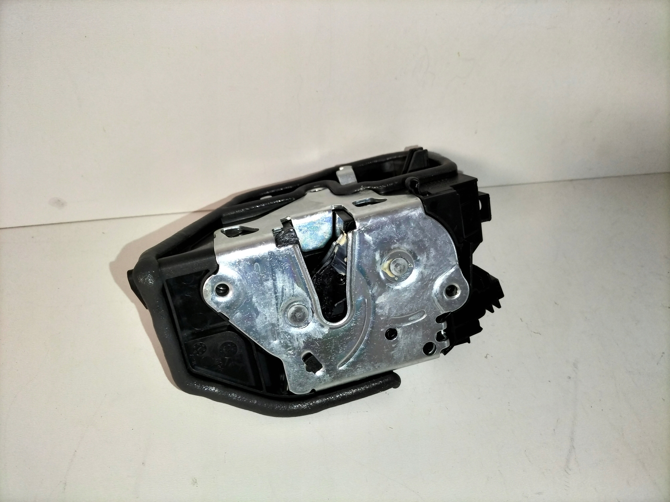 ZÁMOK ĽAVÝCH ZADNÝCH DVERÍ BMW 1 F20 11- BMW 3 E90 04- F30 F31 11-