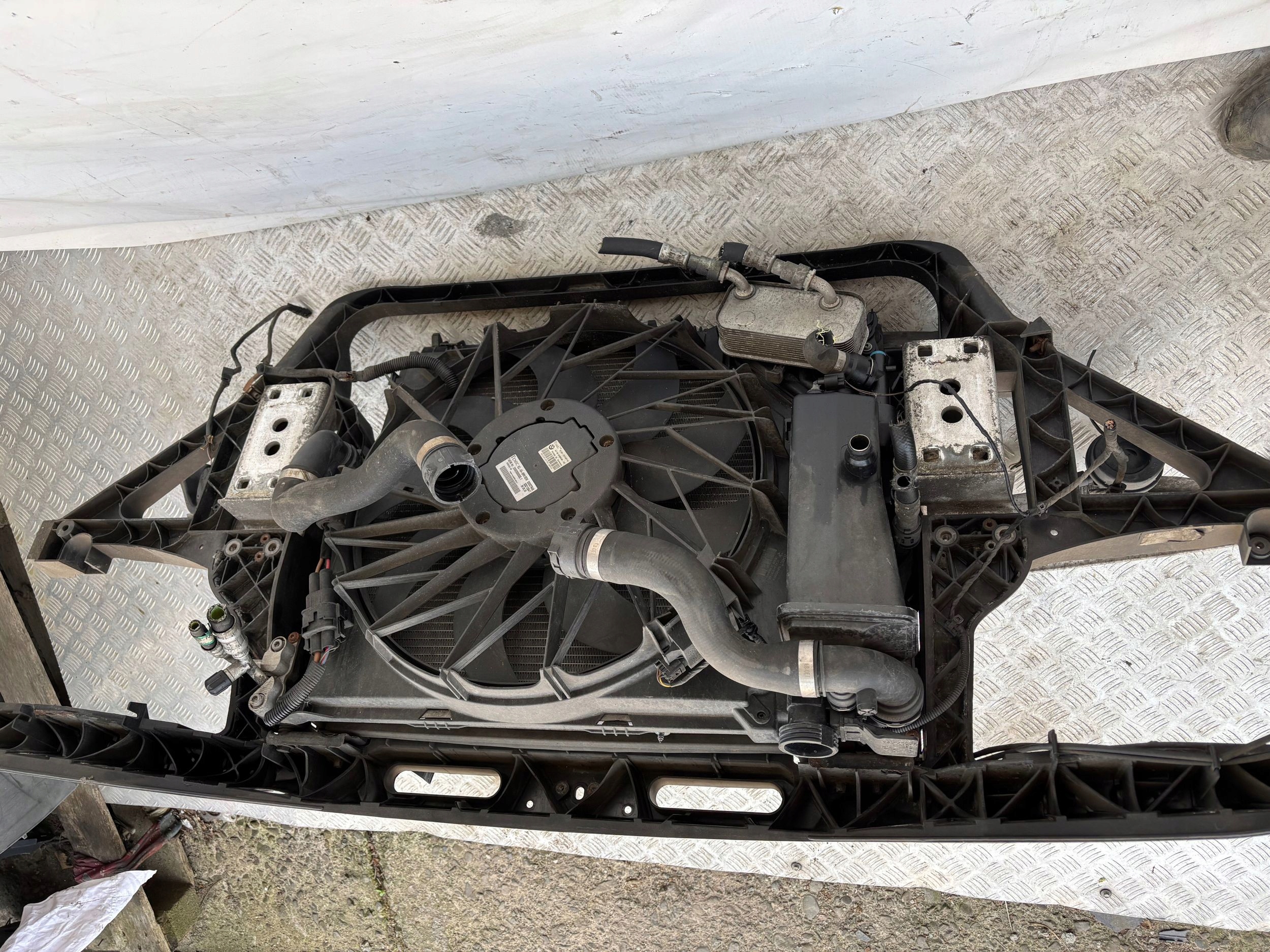 PREDNÉ PÁS  VÝSTUHA CHLADIČE BMW X3 E83 3.0i