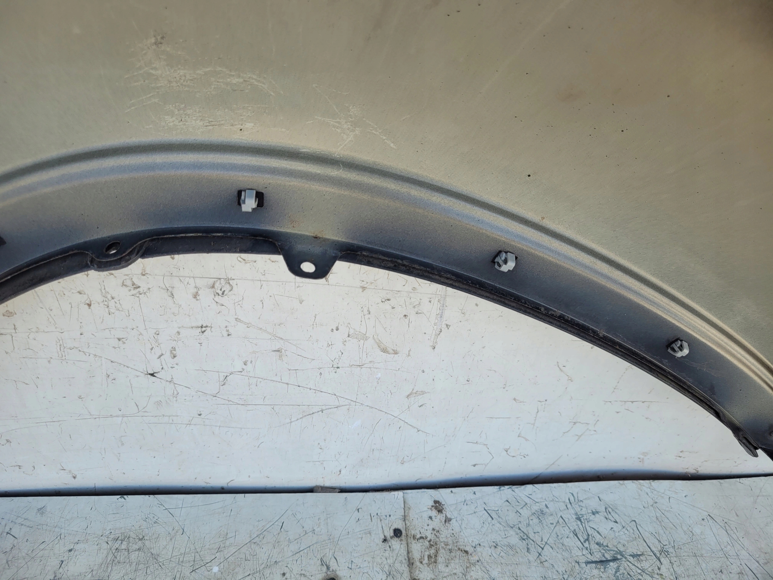 KIA SORENTO 2 II LIFT ĽAVÝ PREDNÝ BLATNÍK