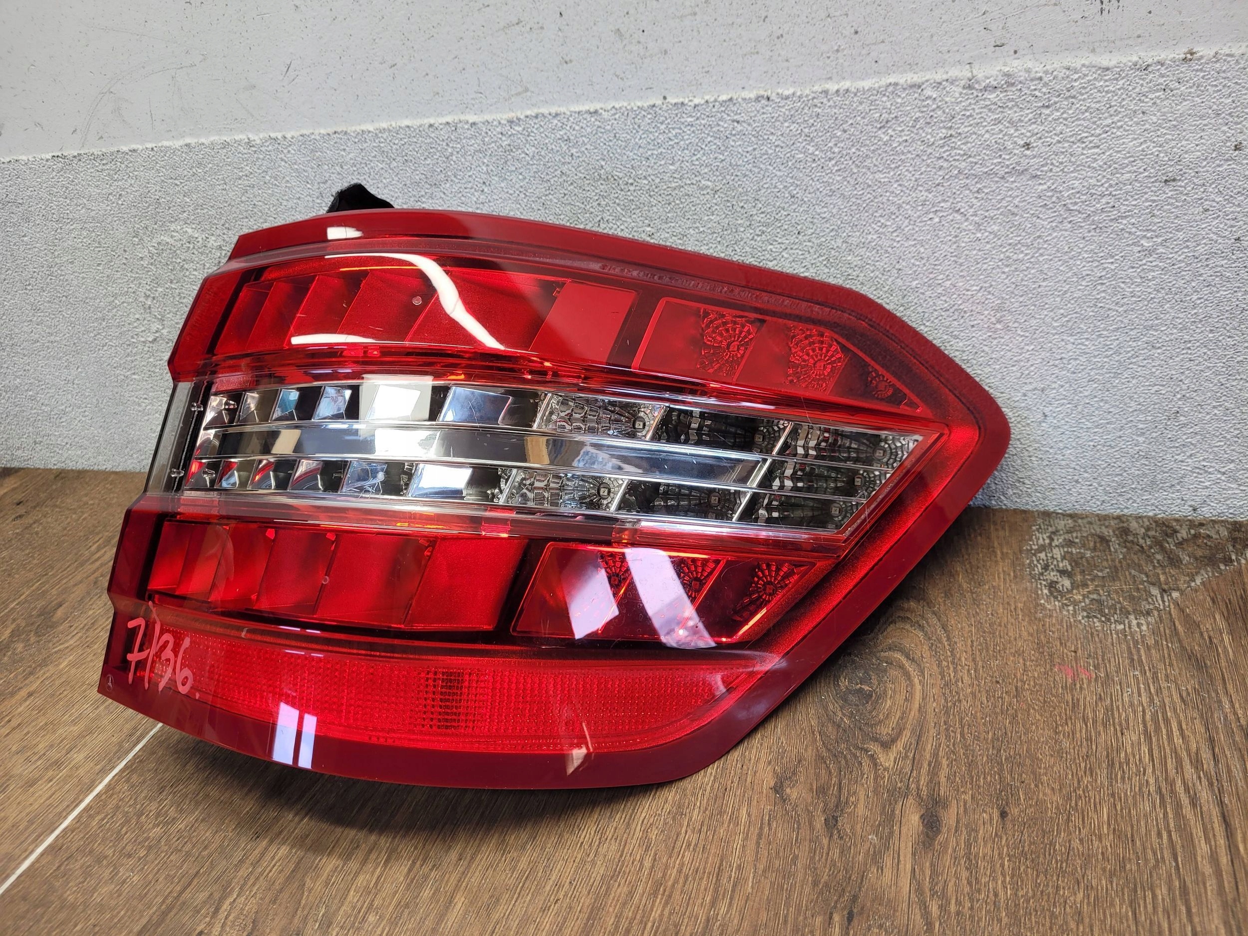 MERCEDES E W212 KOMBI 2128204064 PRAVÉ ZADNÉ SVETLO