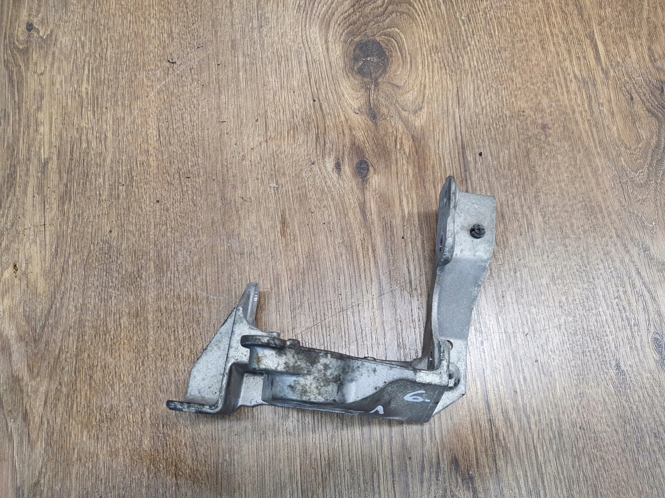 NAVARA D23 2.3 DCI DRŽIAK VODNEJ PUMPY 922377470R