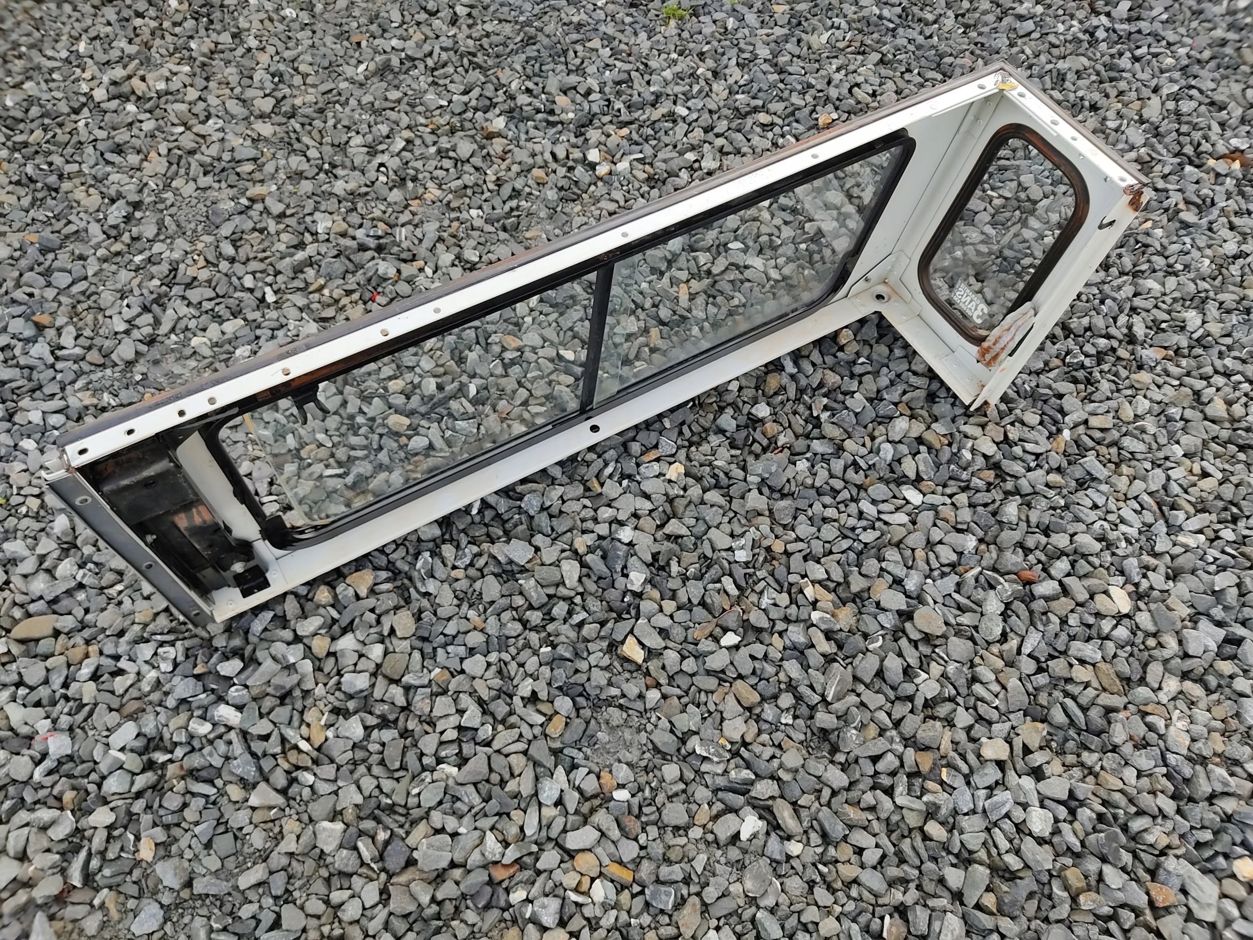 PRAVÉ ZADNÉ SKLO RÁM DEFENDER 1999-2014