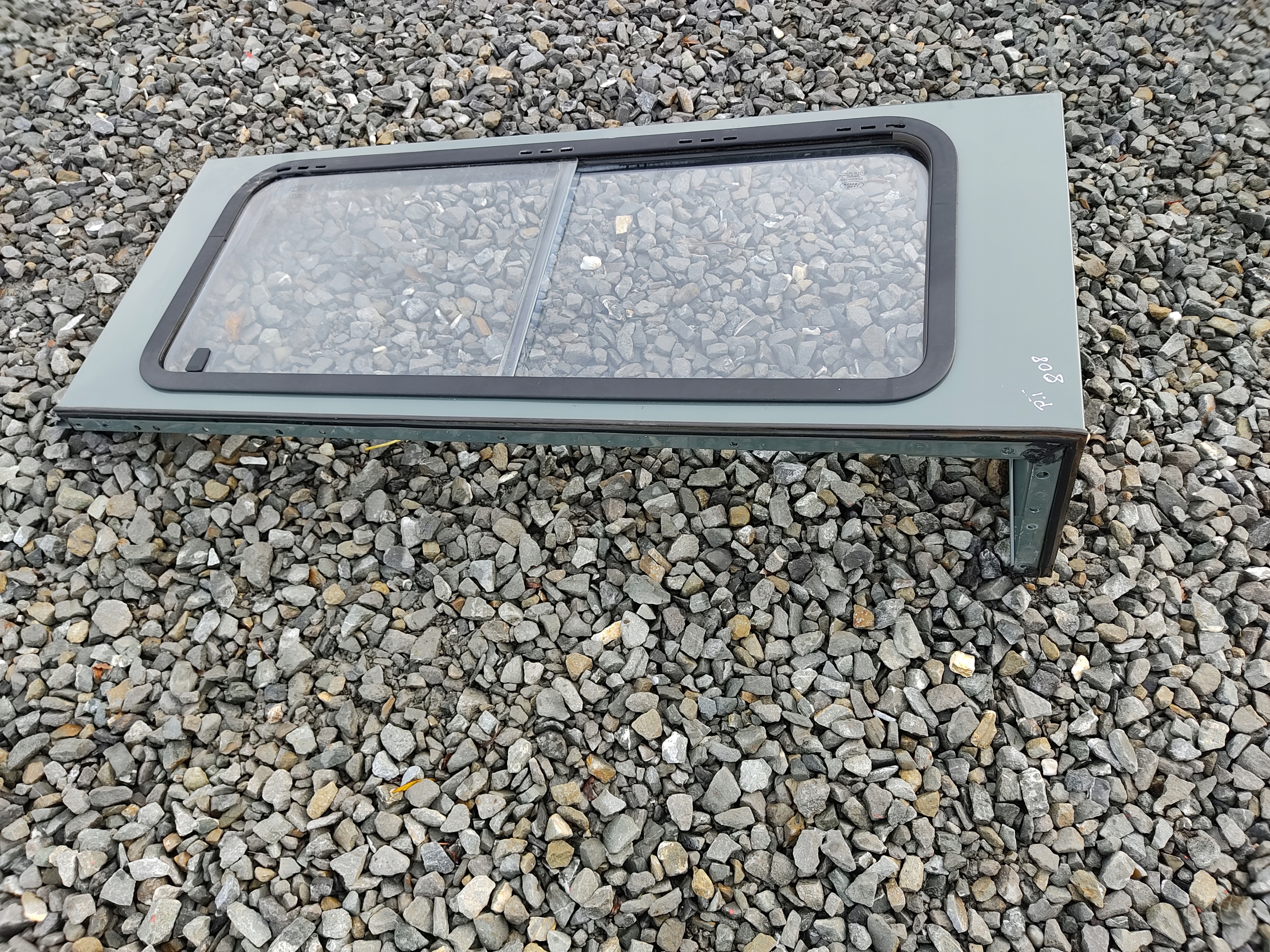 PRAVÉ ZADNÉ SKLO RÁM DEFENDER 1999-2014