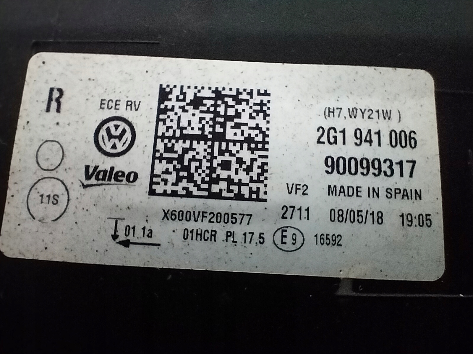 PRAVE PREDNE SVETLO VW POLO 2G0 17-
