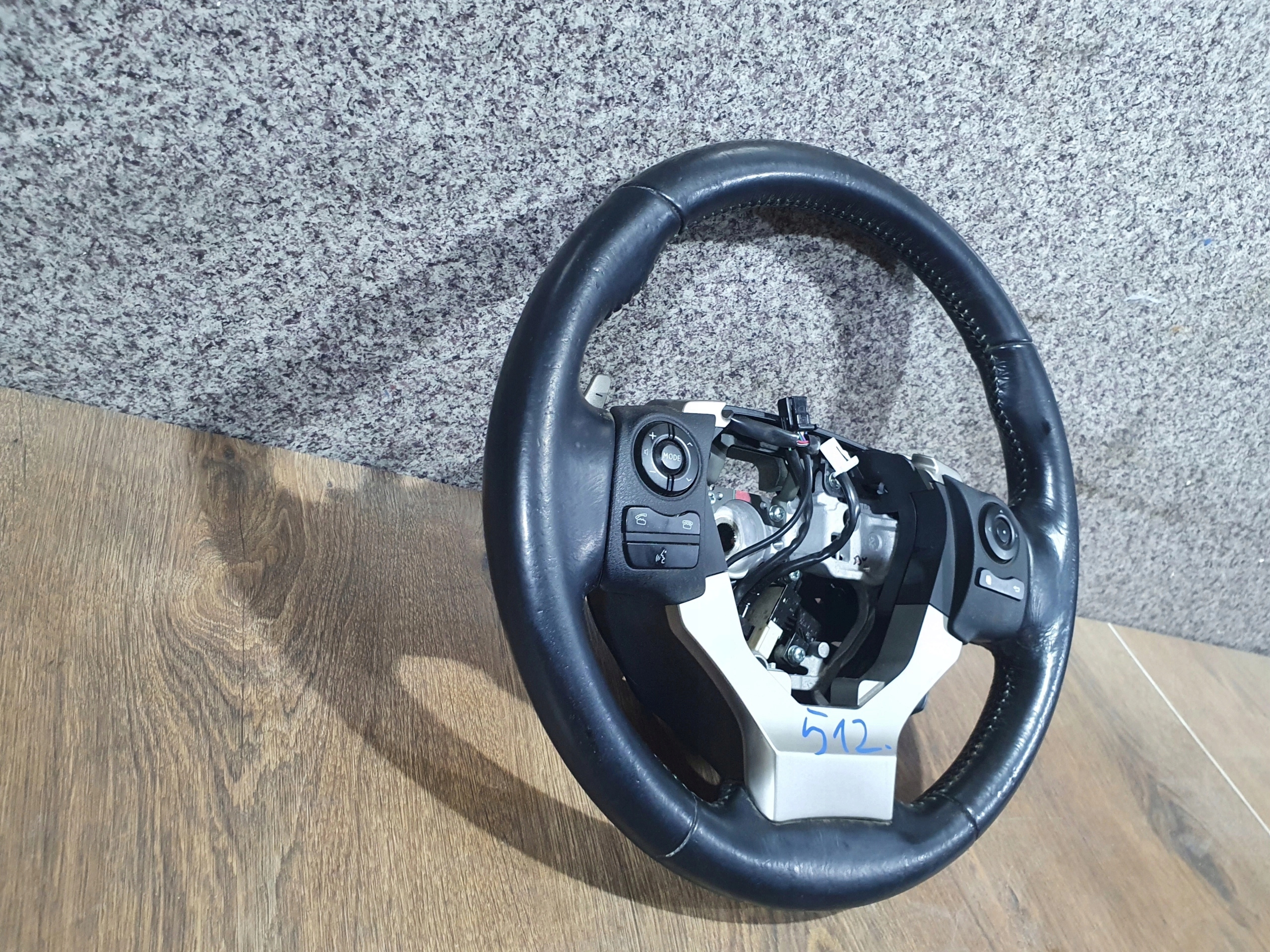 LEXUS IS300H 013-016 VOLANT
