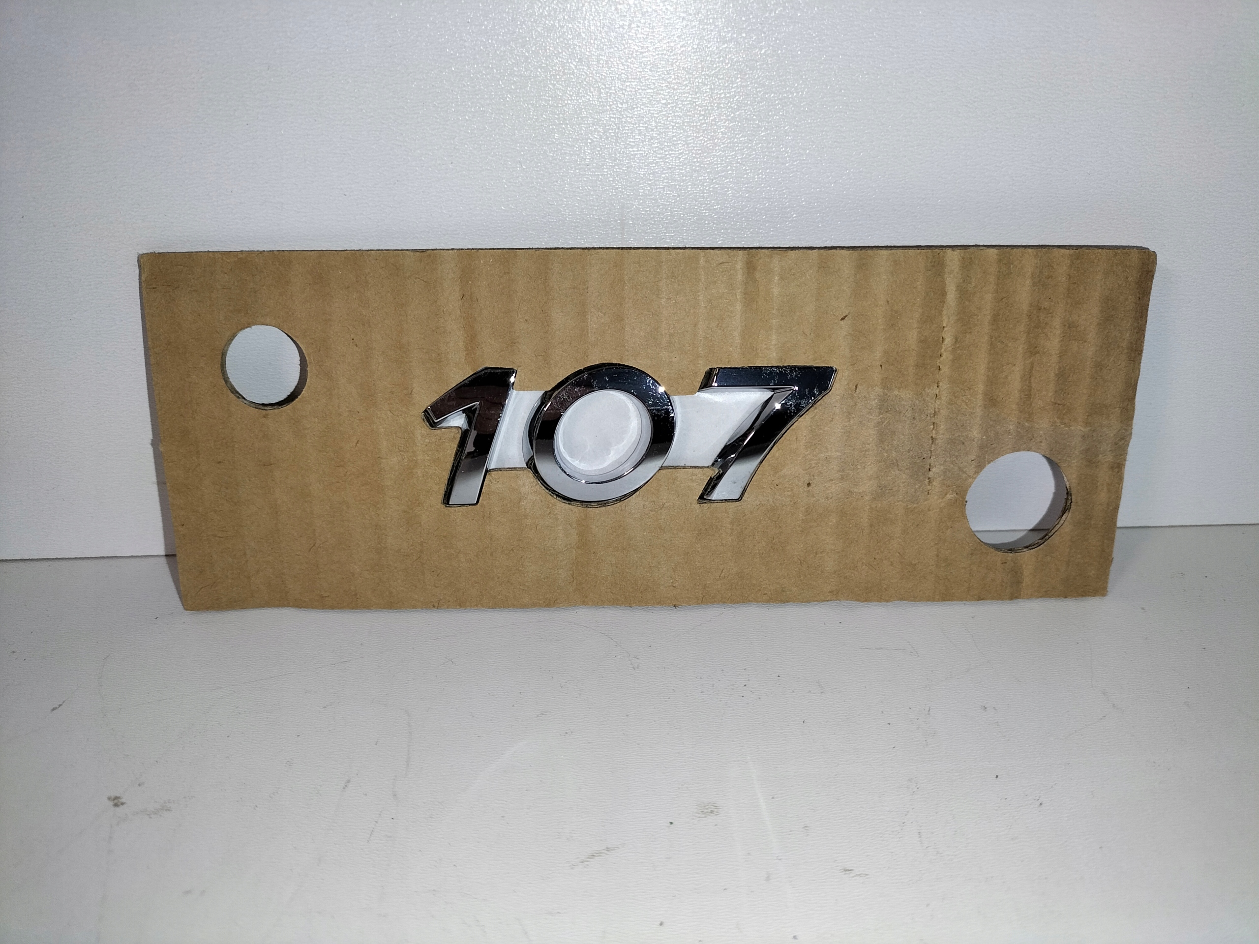 ZNAK EMBLEM LOGO ZADNEJ KAPOTY PEUGEOT 107