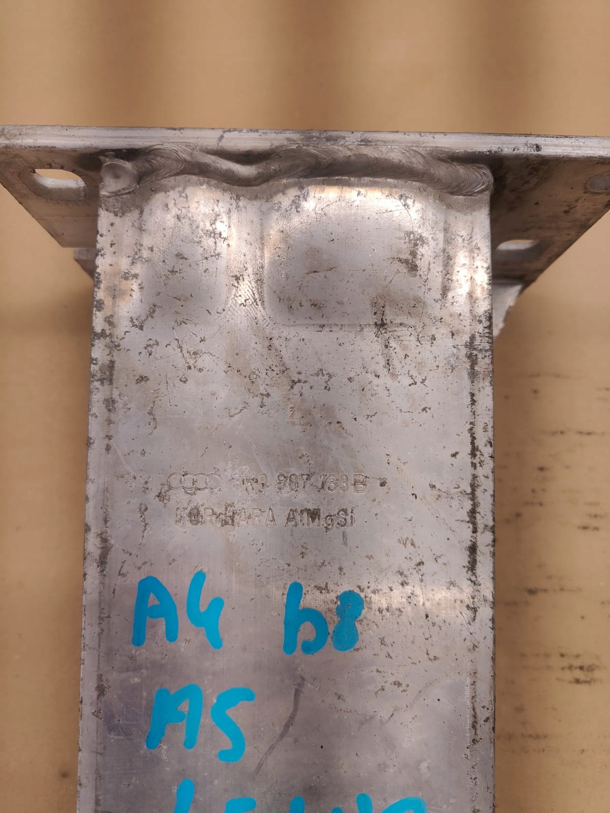 Audi a4 b8 a5 8k0807133b ABSORBER NÁRAZU ĽAVÝ PREDNÝ